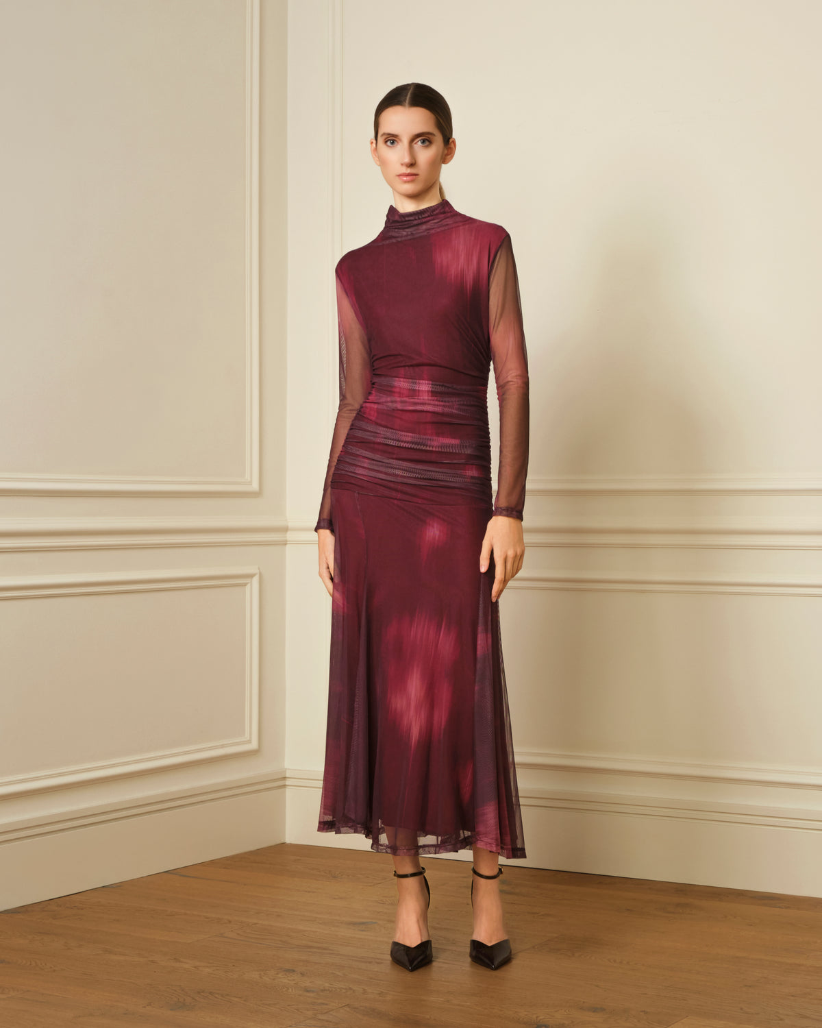 VESTIDO CUELLO ALTO CON DRAPEADO BURDEOS