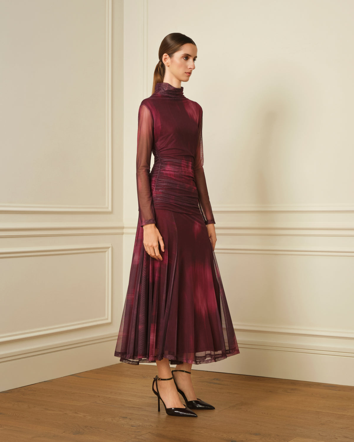 VESTIDO CUELLO ALTO CON DRAPEADO BURDEOS