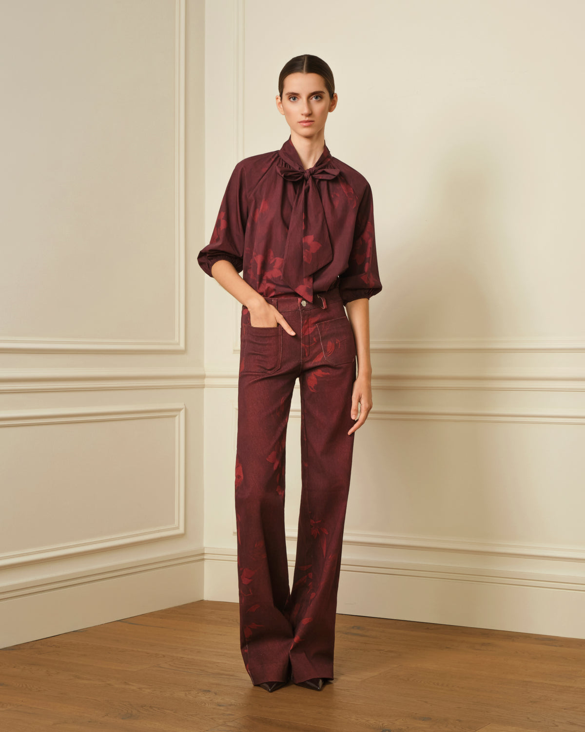 PANTALÓN FLARE CON ESTAMPADO FLORAL BURDEOS