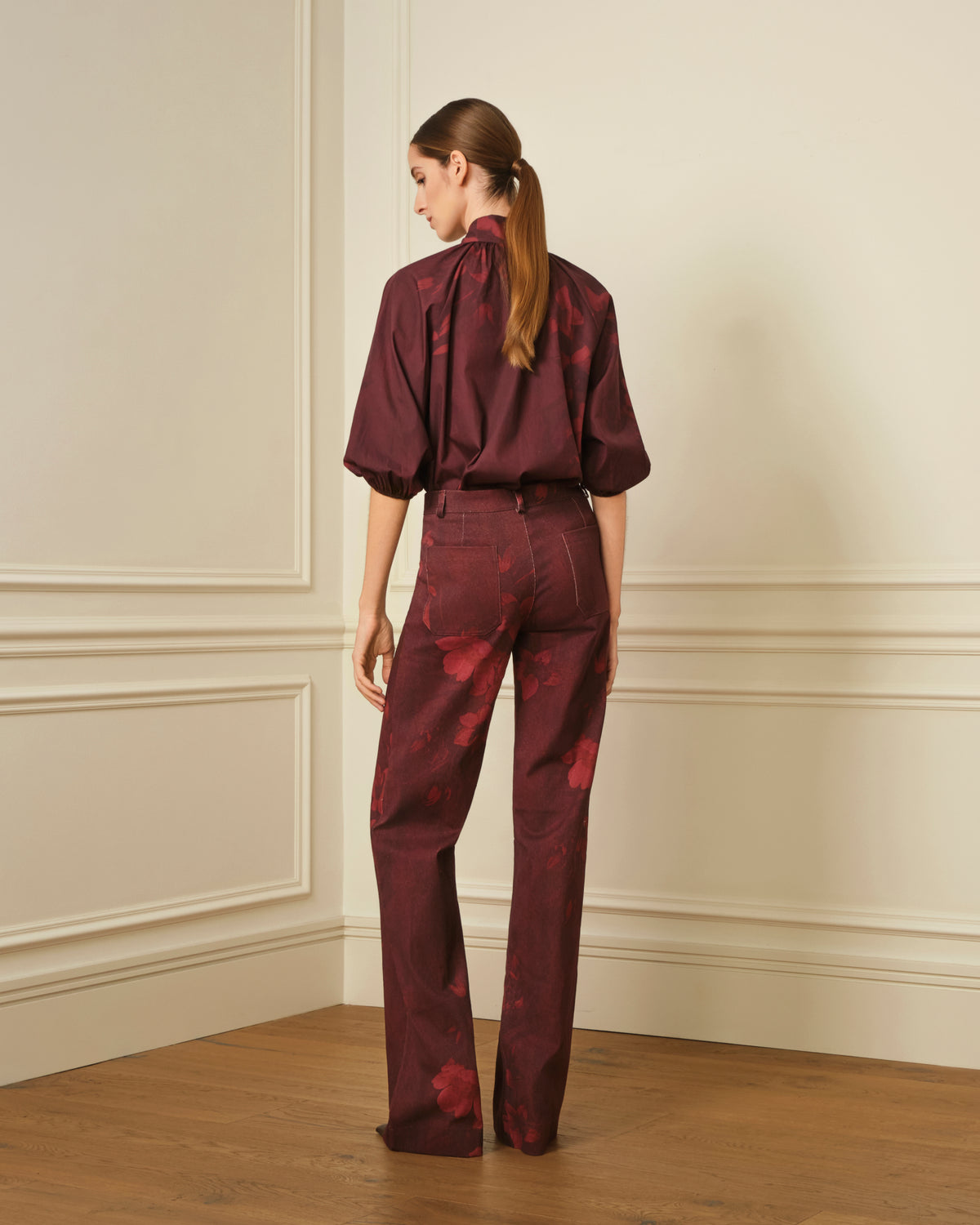 PANTALÓN FLARE CON ESTAMPADO FLORAL BURDEOS