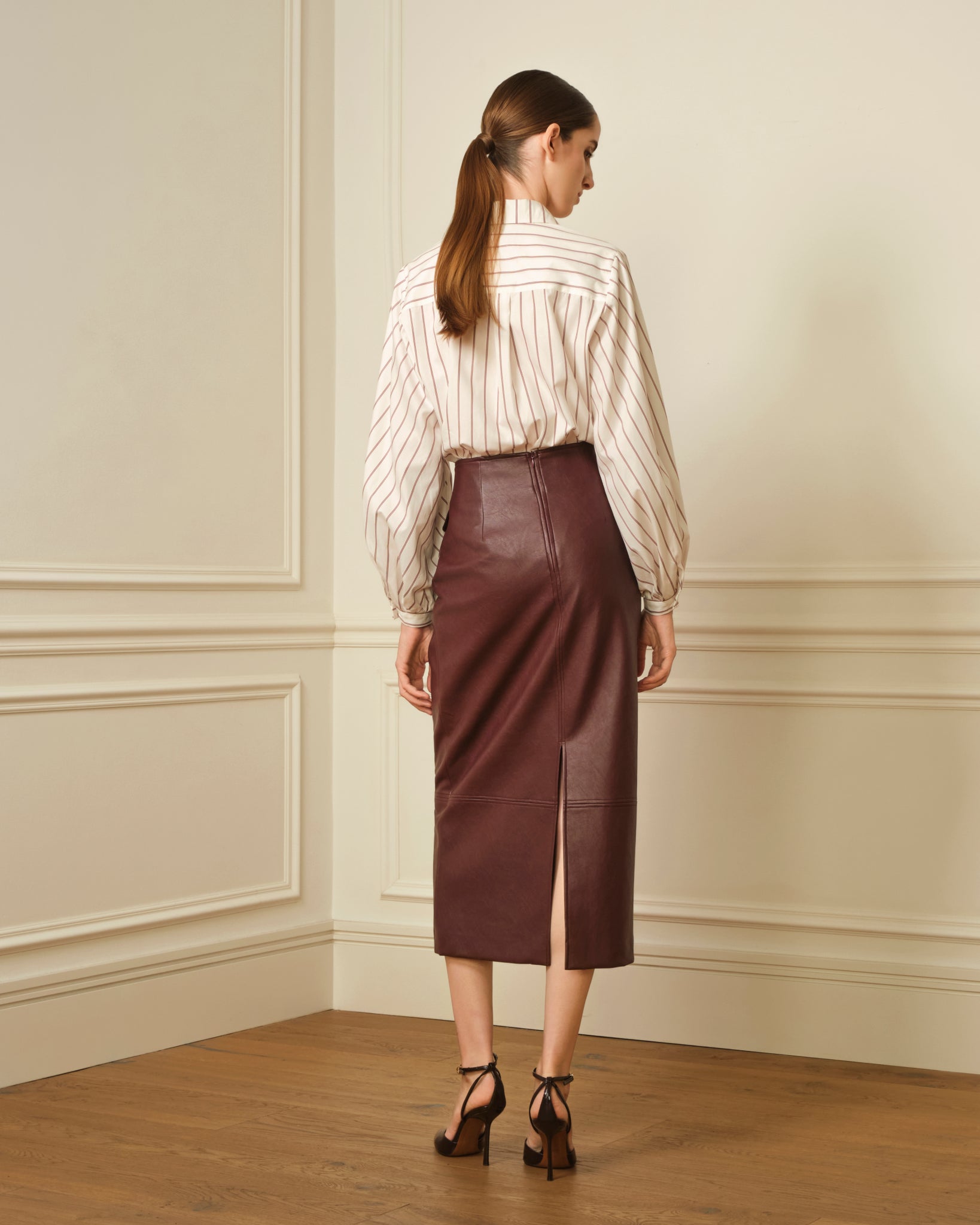 FALDA MIDI CON BOLSILLOS EFECTO PIEL