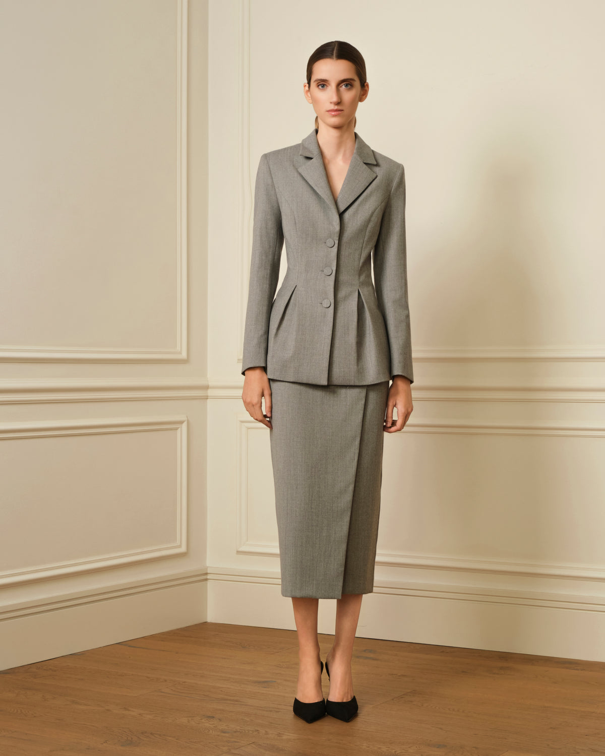 CHAQUETA ENTALLADA PEPLUM GRIS