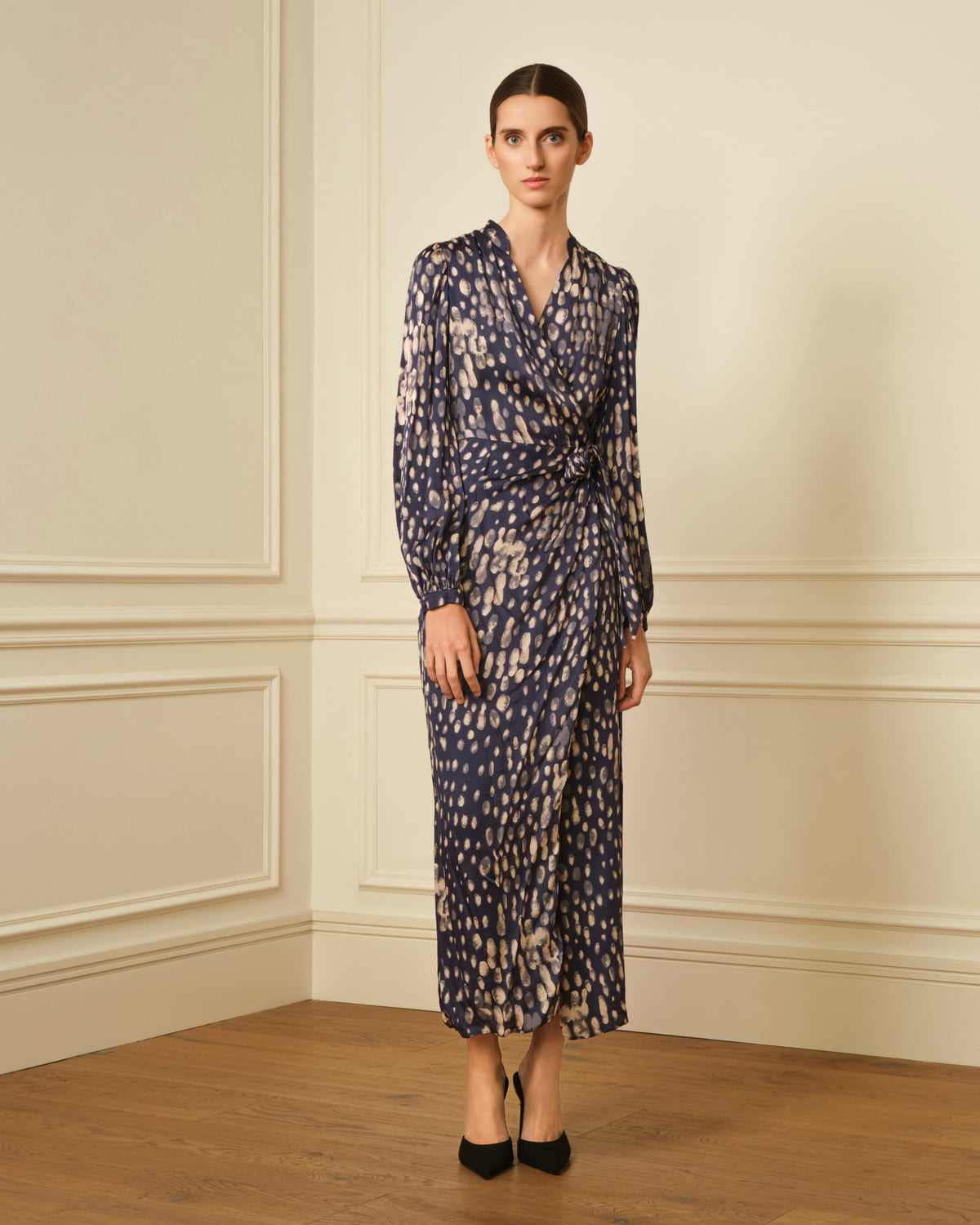 VESTIDO MIDI CRUZADO CON ESTAMPADO AZUL