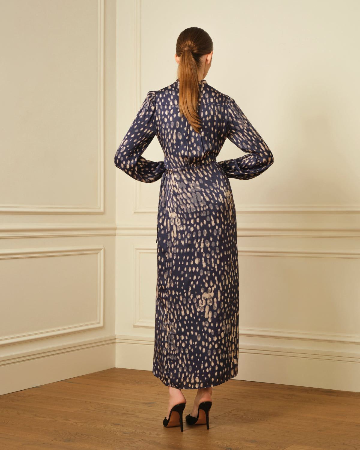 VESTIDO MIDI CRUZADO CON ESTAMPADO AZUL