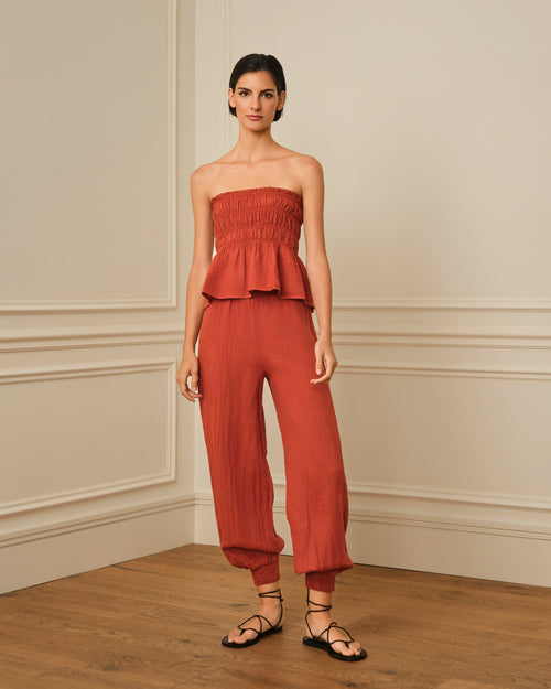 TOP CON NIDO DE ABEJA Y VOLANTE TERRACOTA