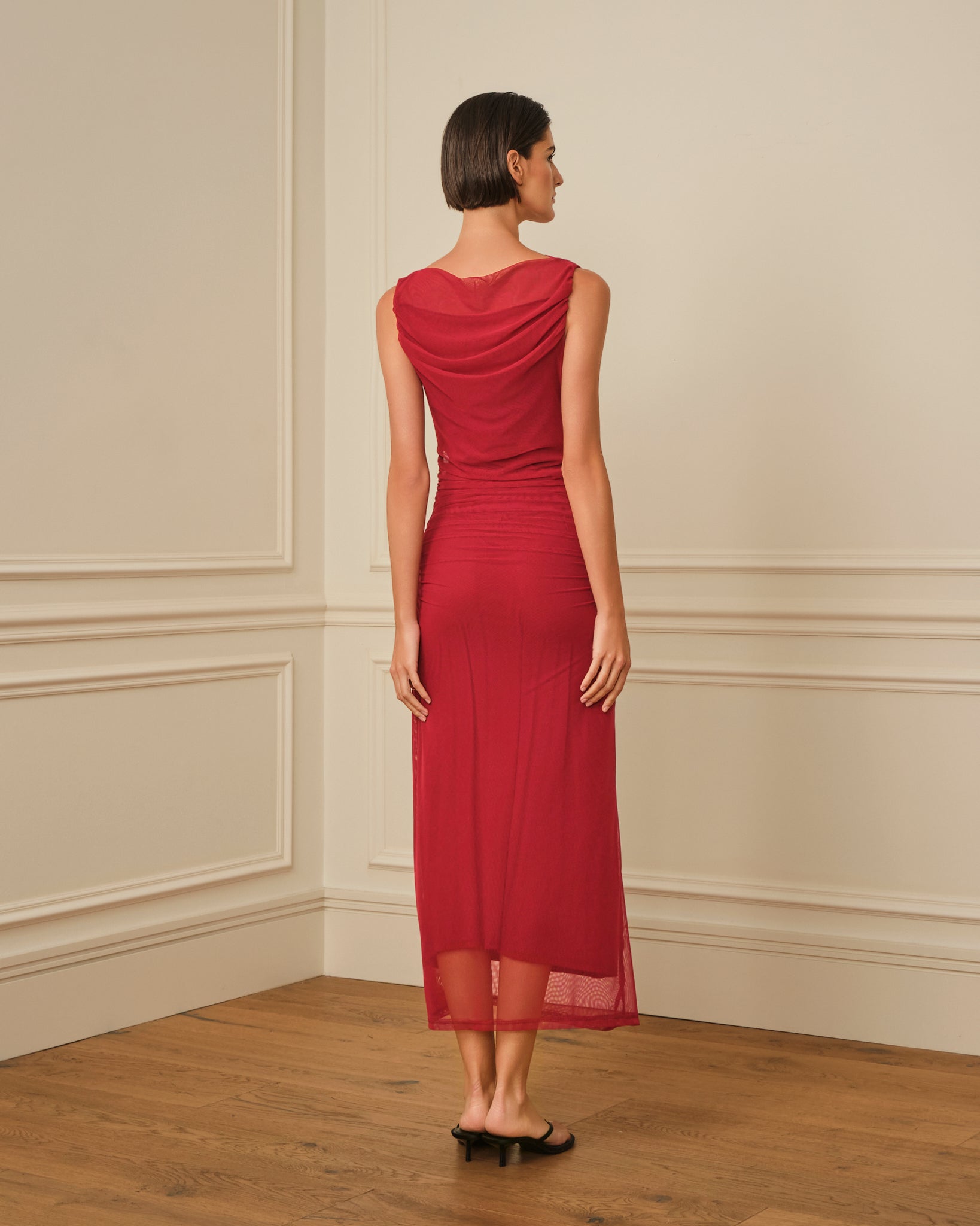 VESTIDO DE TUL CON ESCOTE DRAPEADO GRANATE