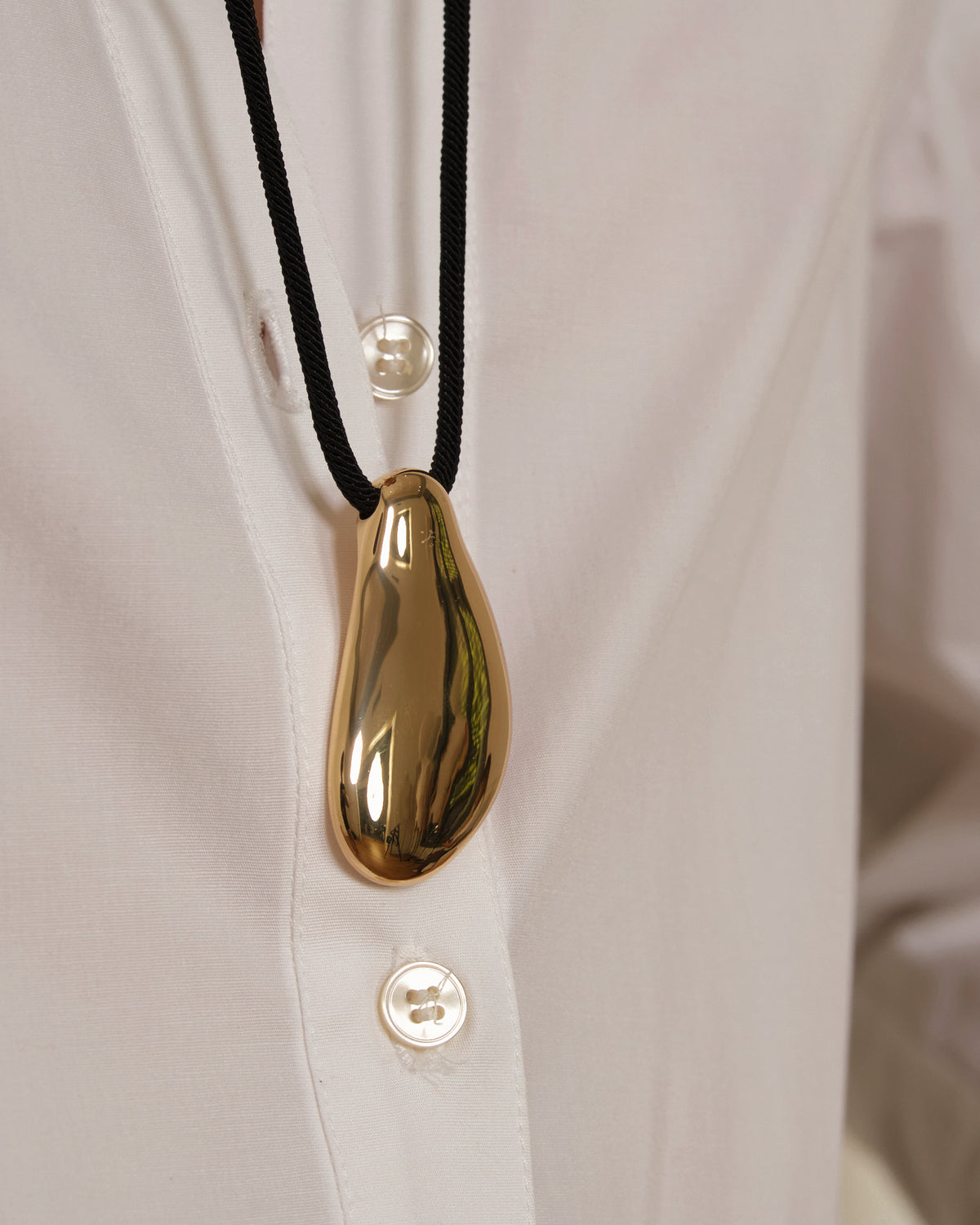 COLLAR OVALADO METÁLICO DORADO