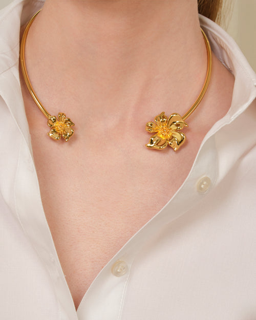 FLOR DE ALMENDRO COLLAR DORADO
