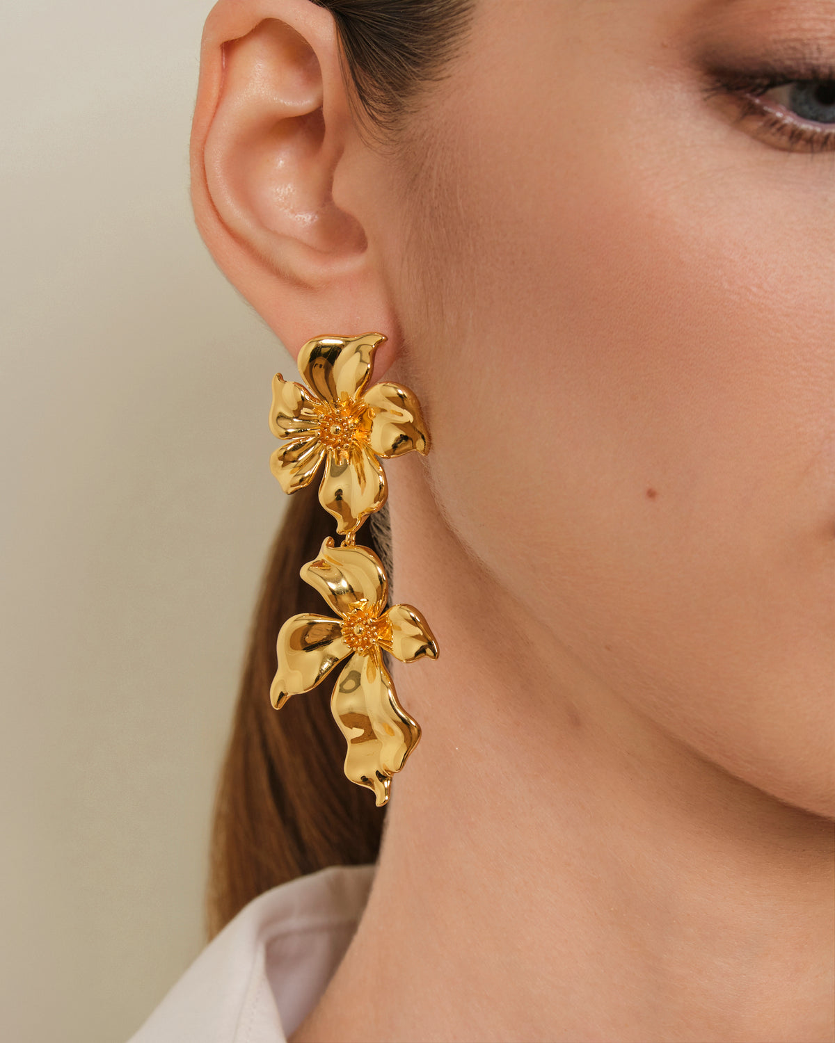 FLOR DE ALMENDRO PENDIENTES LARGOS DORADO