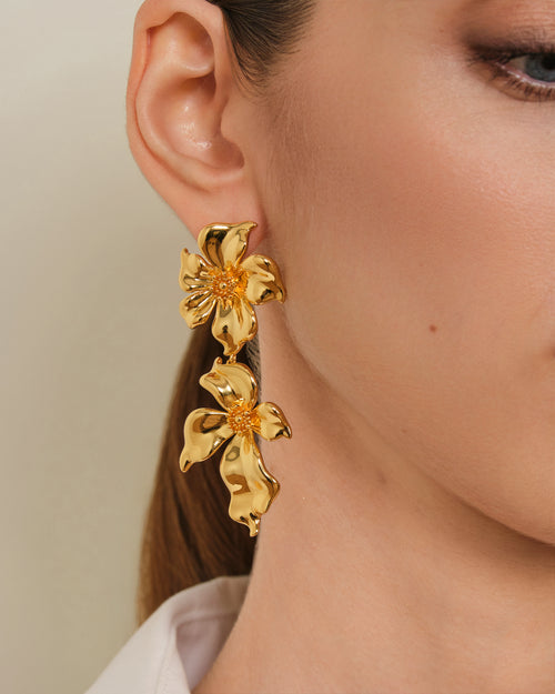 FLOR DE ALMENDRO PENDIENTES LARGOS DORADO