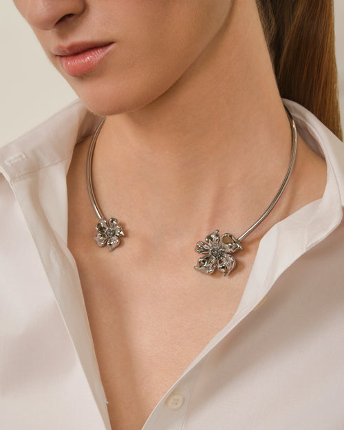 FLOR DE ALMENDRO COLLAR PLATEADO