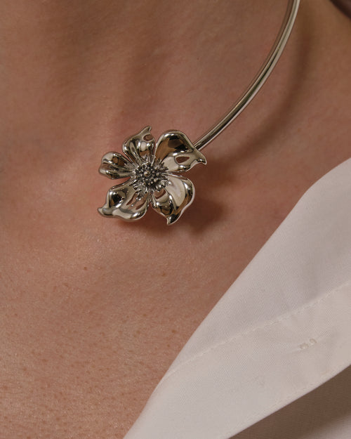 FLOR DE ALMENDRO COLLAR PLATEADO