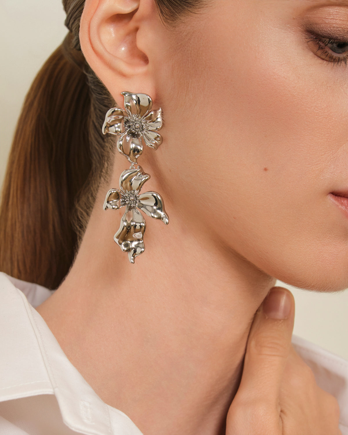 FLOR DE ALMENDRO PENDIENTES LARGOS PLATEADO
