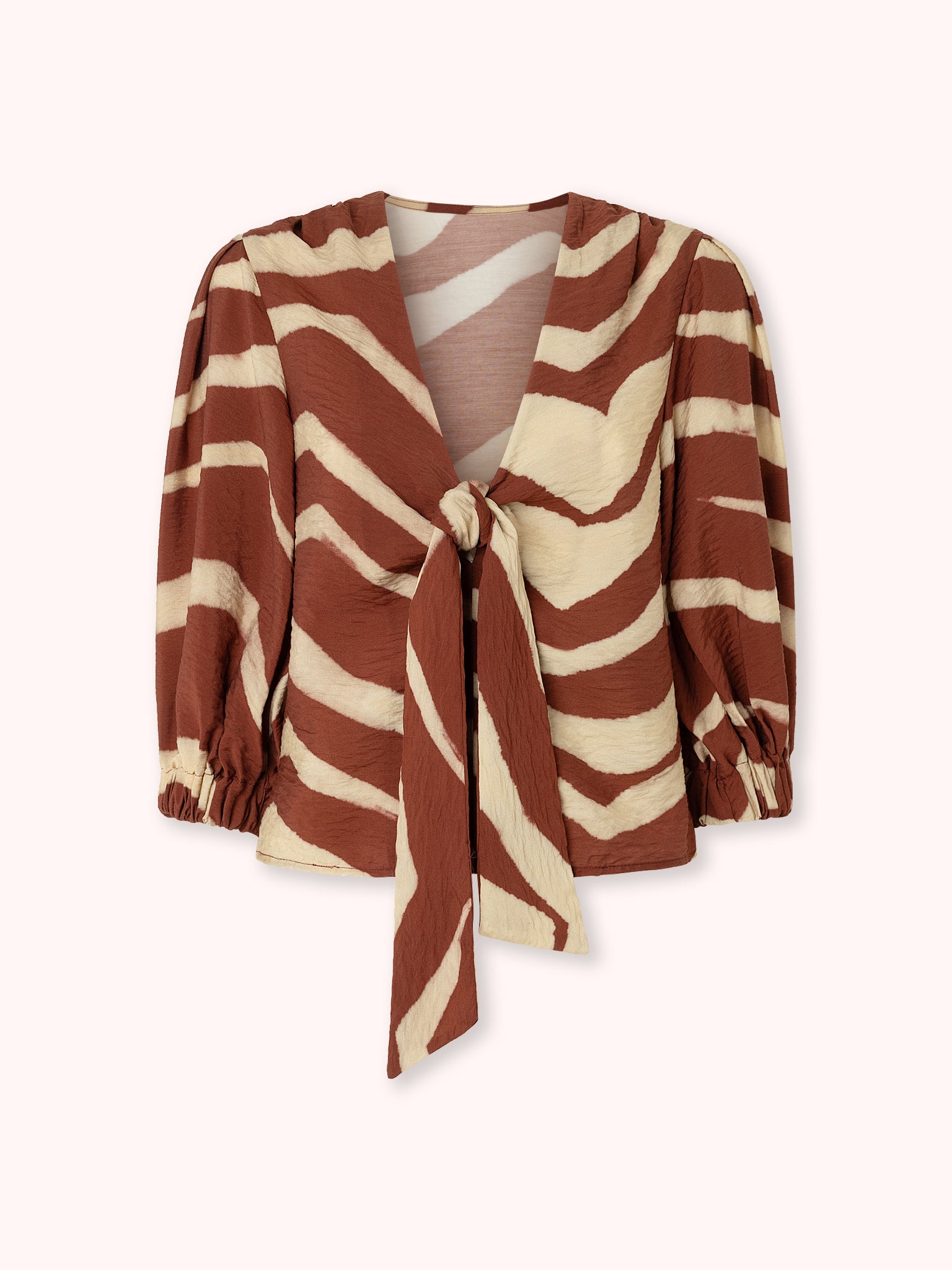 BLUSA ESCOTE PICO Y LAZADA CON ESTAMPADO BURDEOS