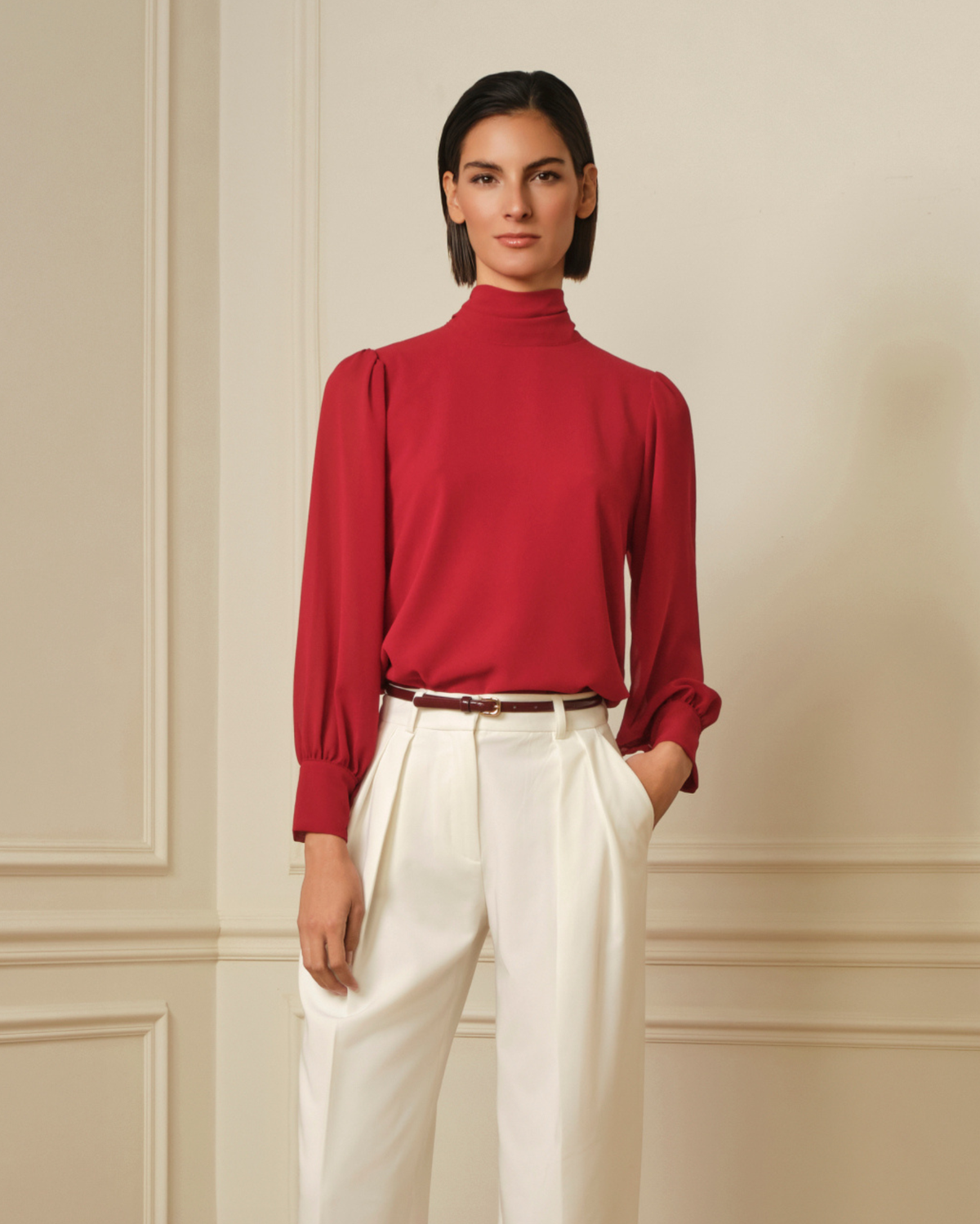 BLUSA DE CUELLO ALTO CON LAZADA GRANATE