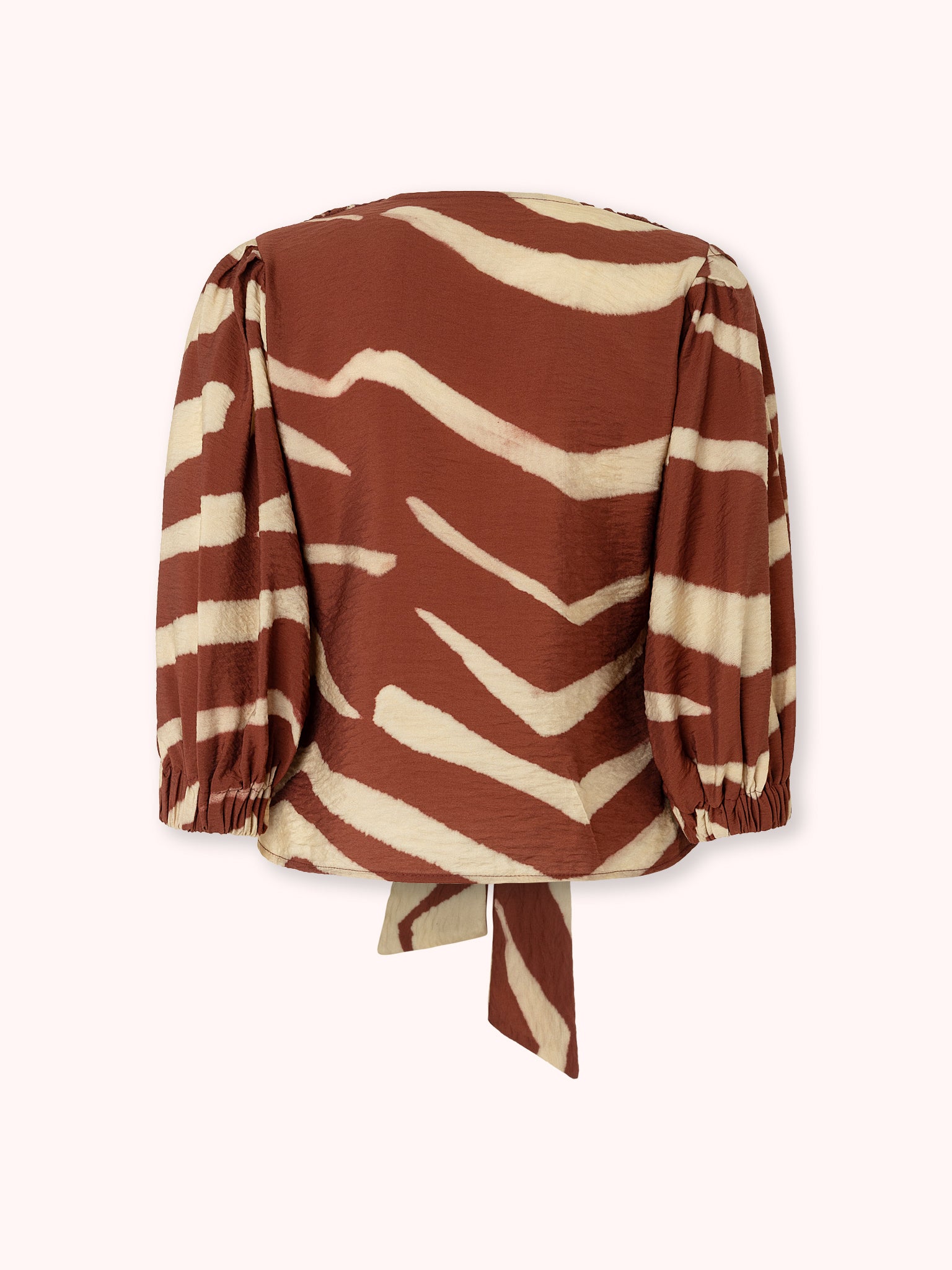 BLUSA ESCOTE PICO Y LAZADA CON ESTAMPADO BURDEOS