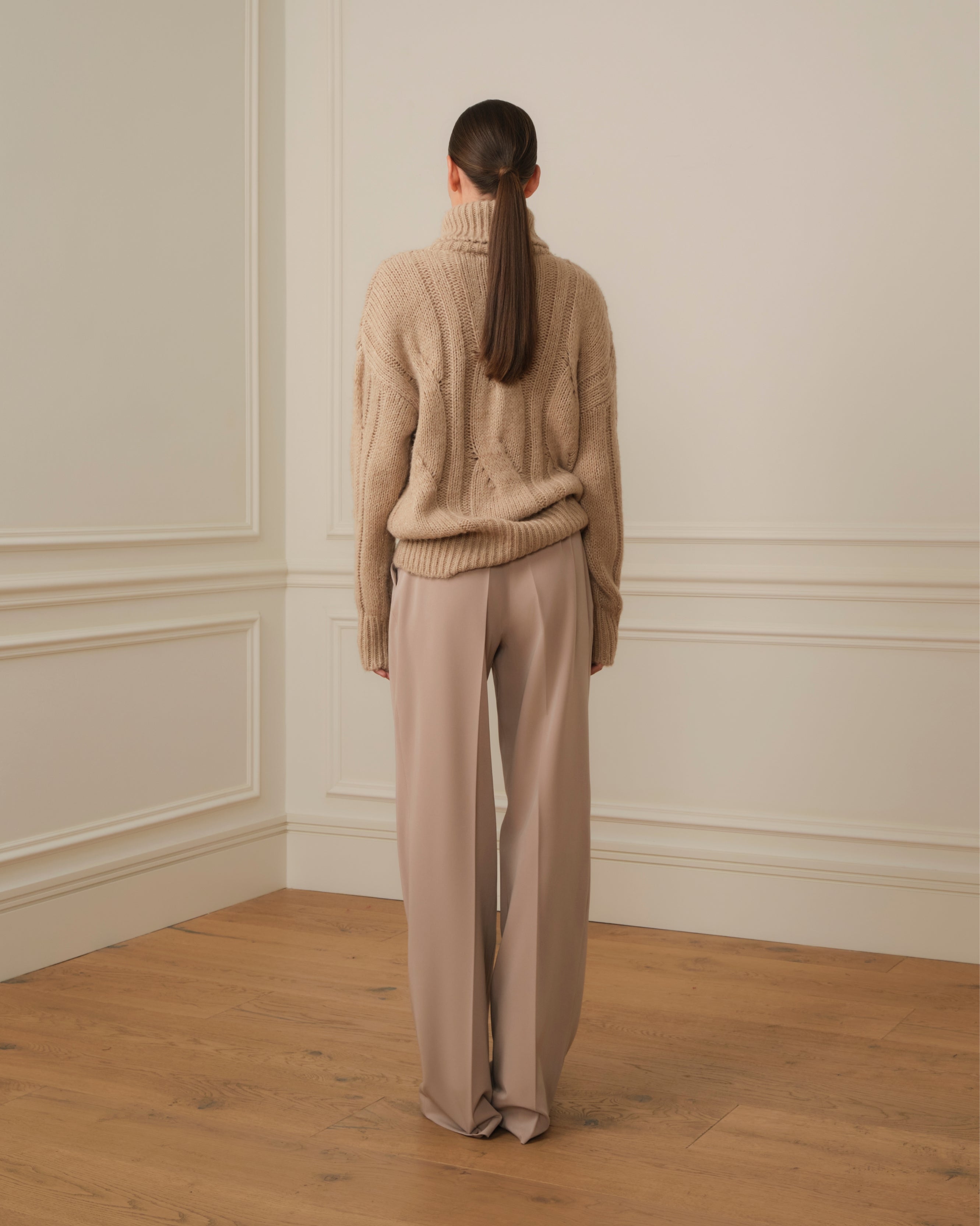 SUÉTER TRENZADO DE CUELLO ALTO CAMEL