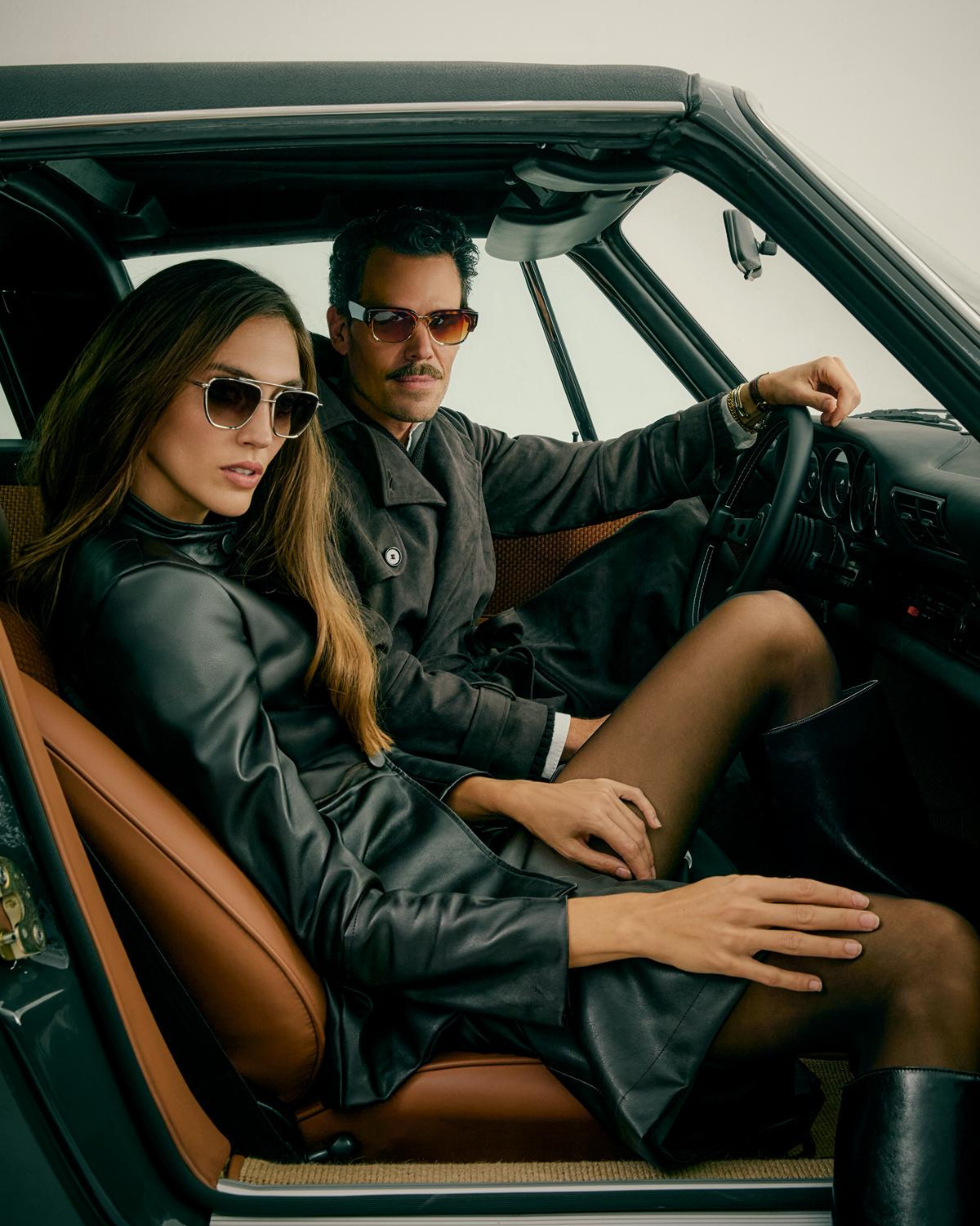 FALDA MIDI CON APERTURA FRONTAL EFECTO PIEL MARRÓN