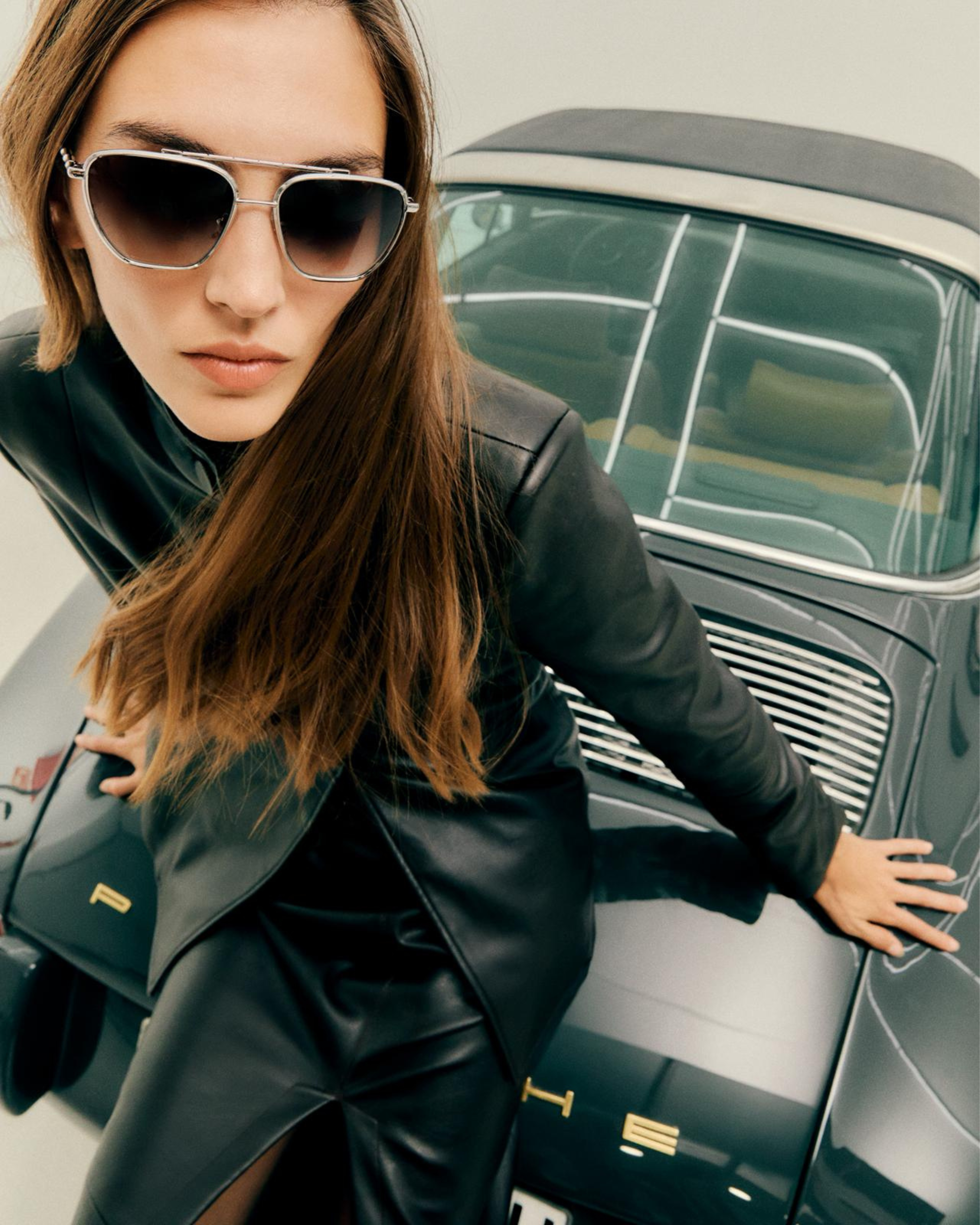 FALDA MIDI CON APERTURA FRONTAL EFECTO PIEL MARRÓN