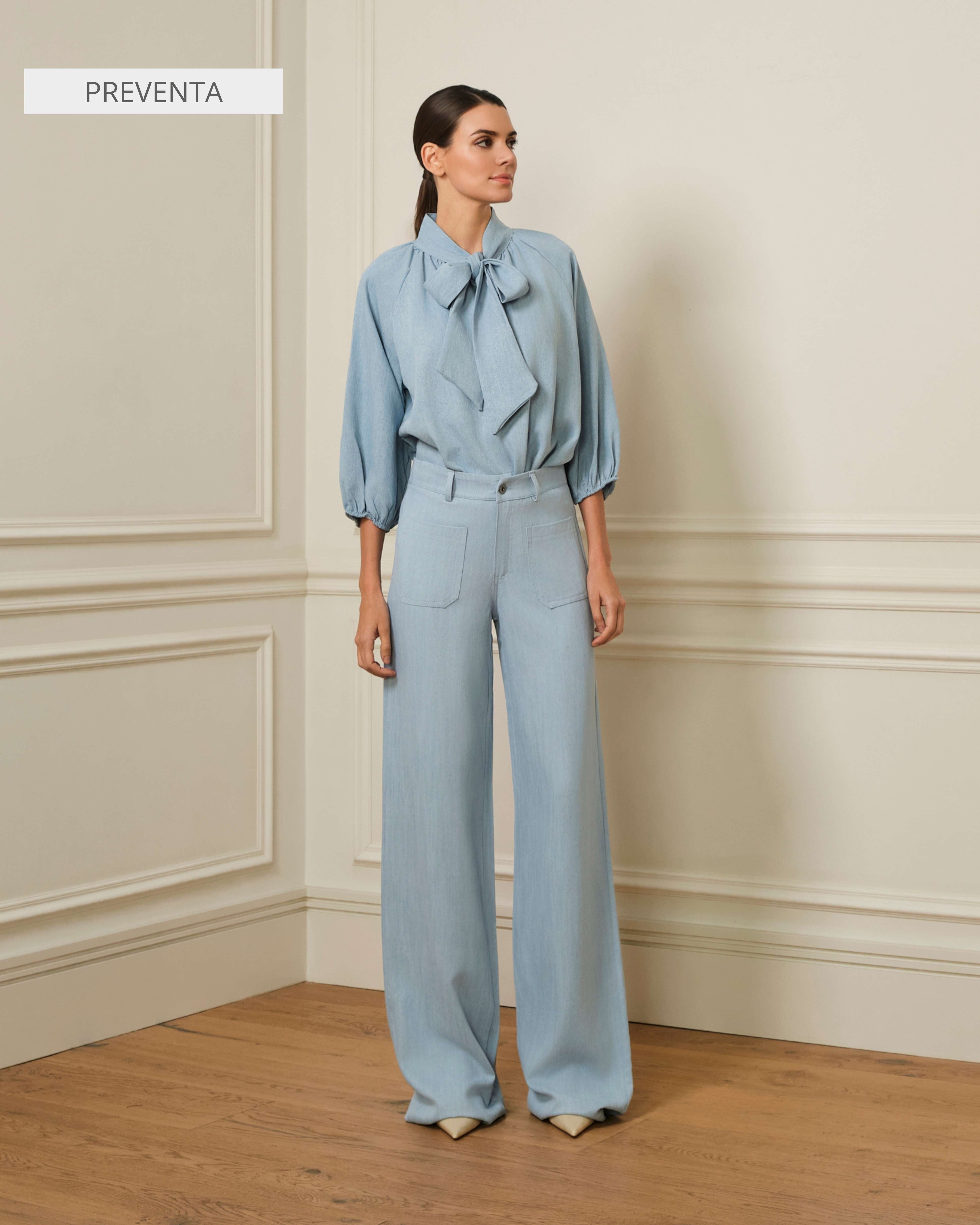 BLUSA MANGA ABULLONADA CON LAZO EN CUELLO DENIM AZUL CLARO