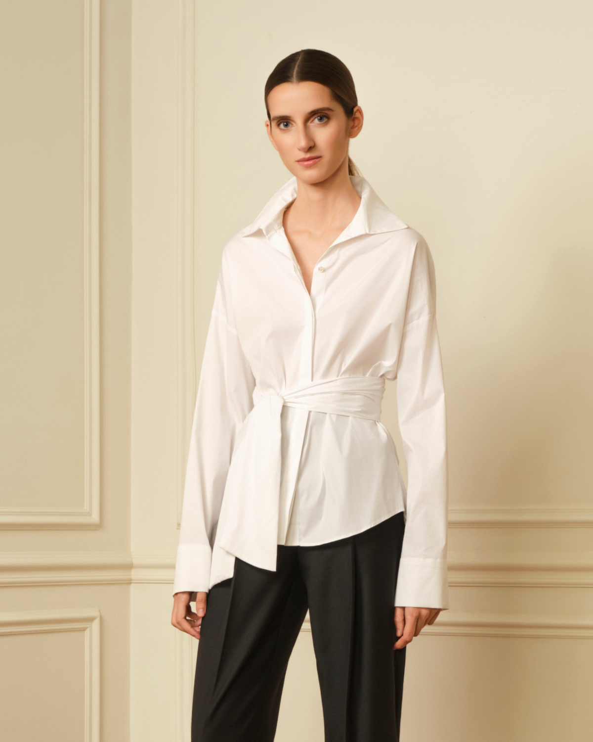 CAMISA CON CINTURÓN BLANCO