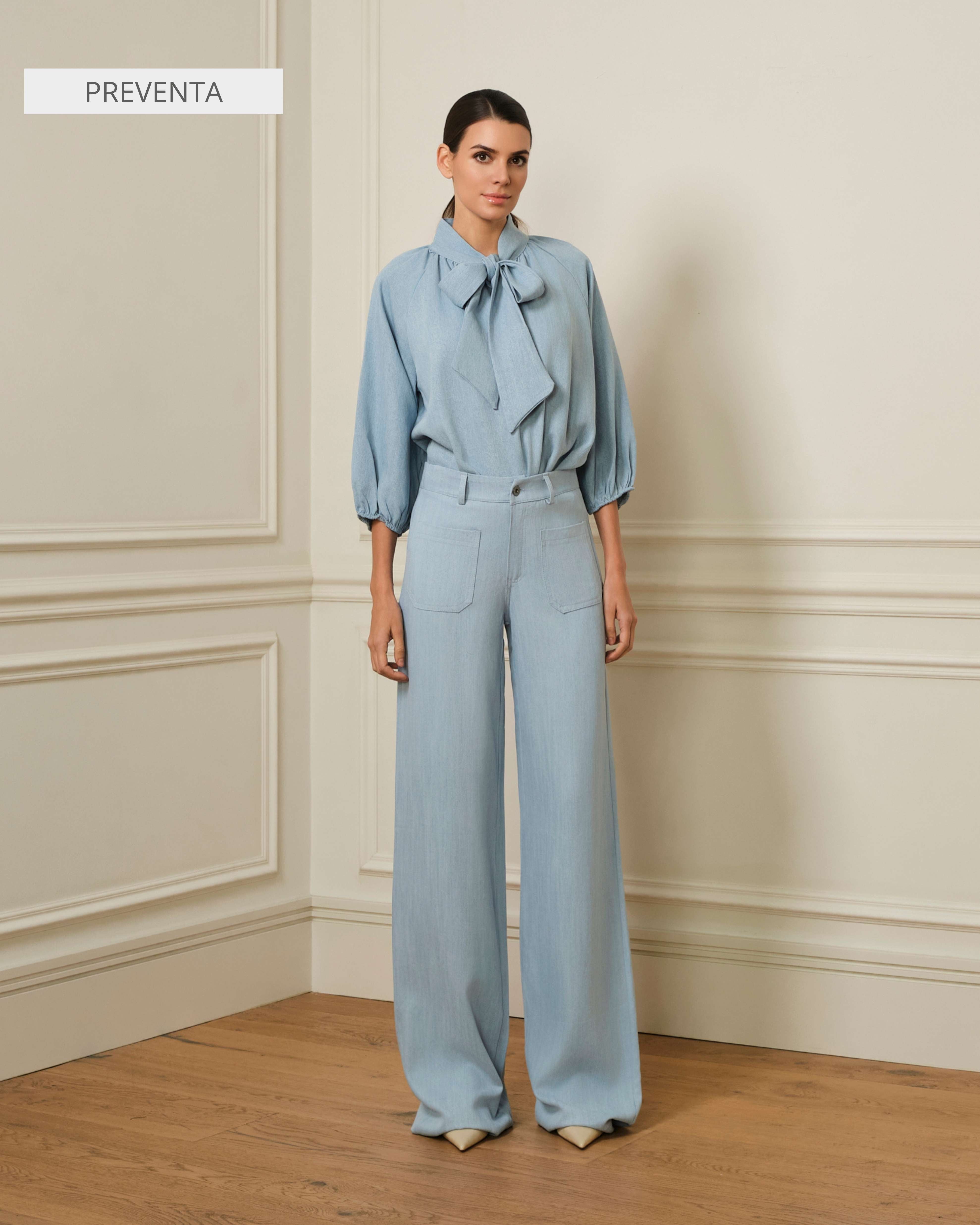 PANTALÓN FLARE CON BOLSILLOS DENIM AZUL CLARO