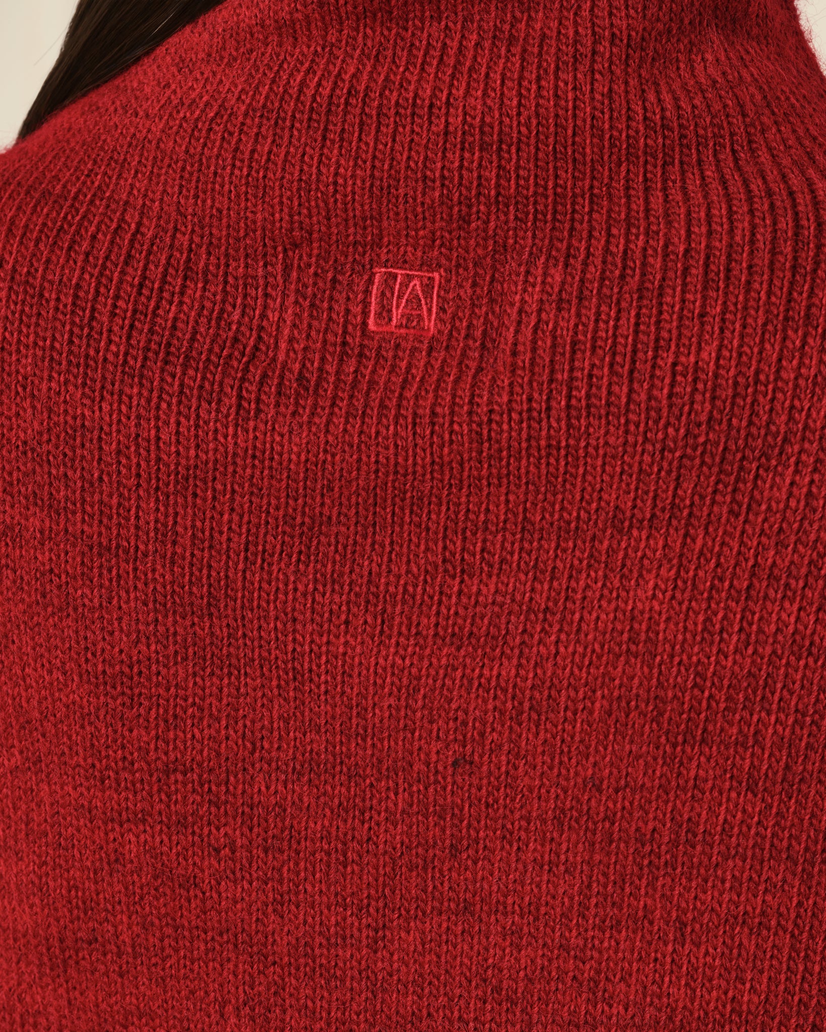 SUÉTER DE PUNTO CON CUELLO ALTO ROJO