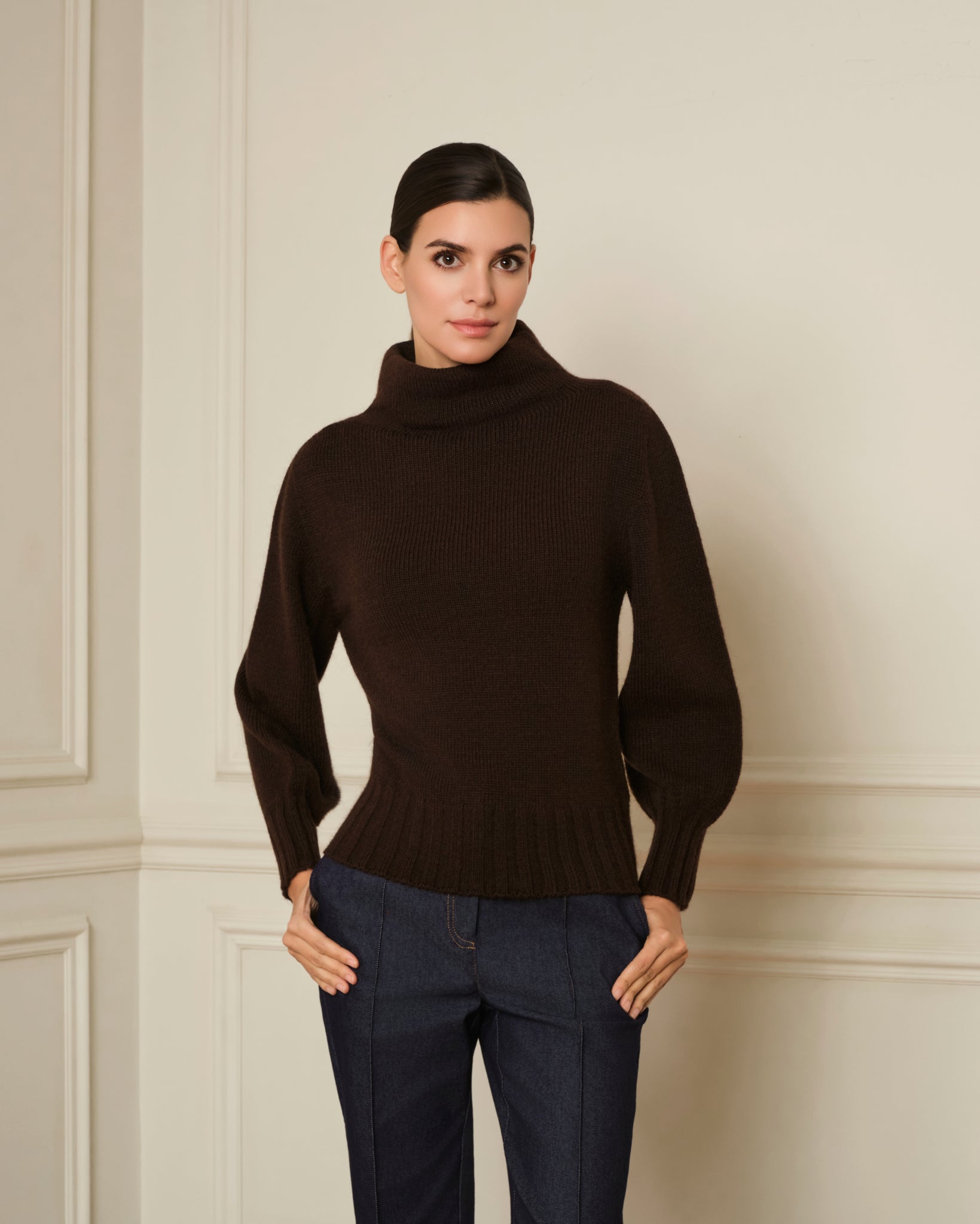 SUÉTER DE PUNTO CON CUELLO ALTO MARRÓN