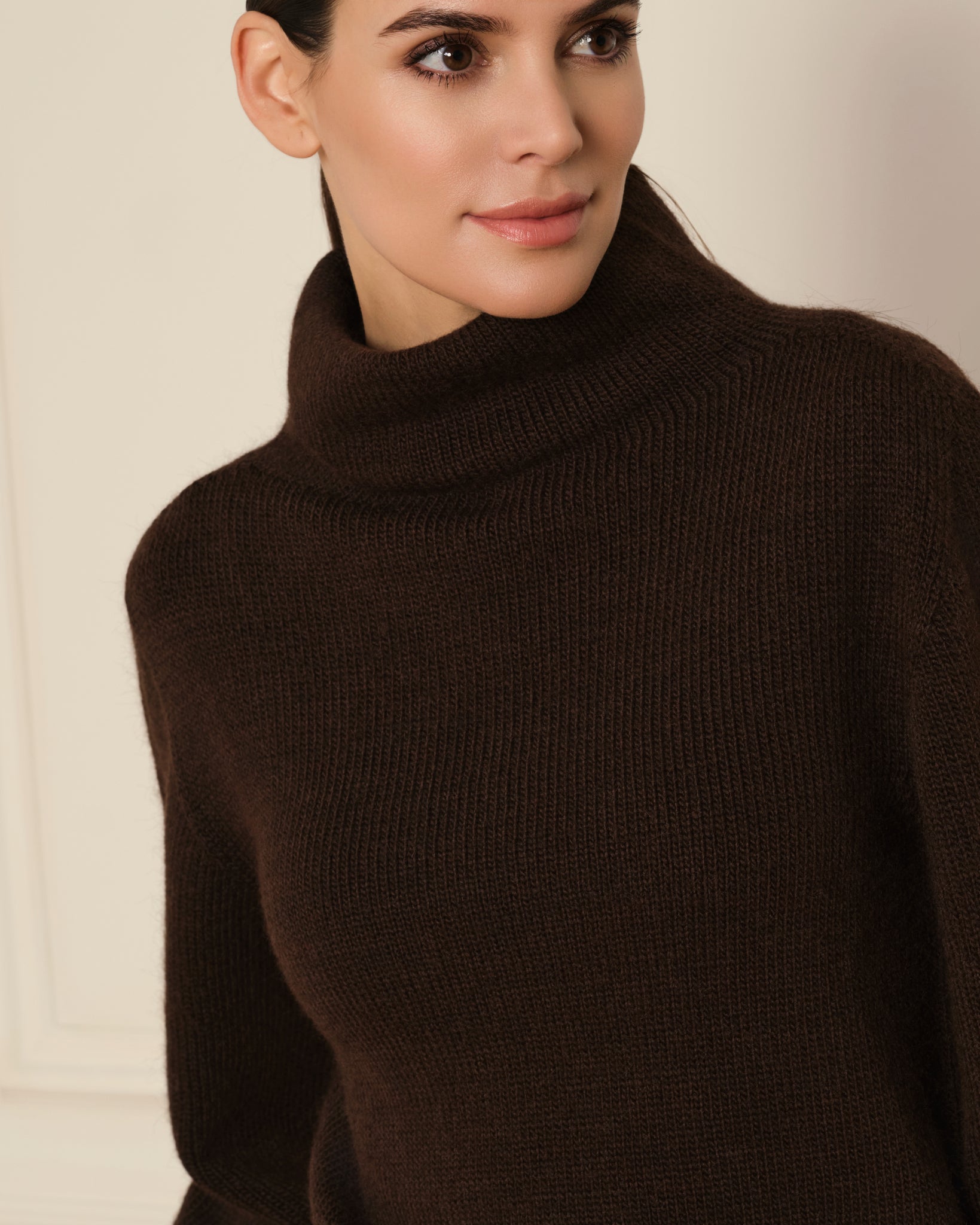 SUÉTER DE PUNTO CON CUELLO ALTO MARRÓN