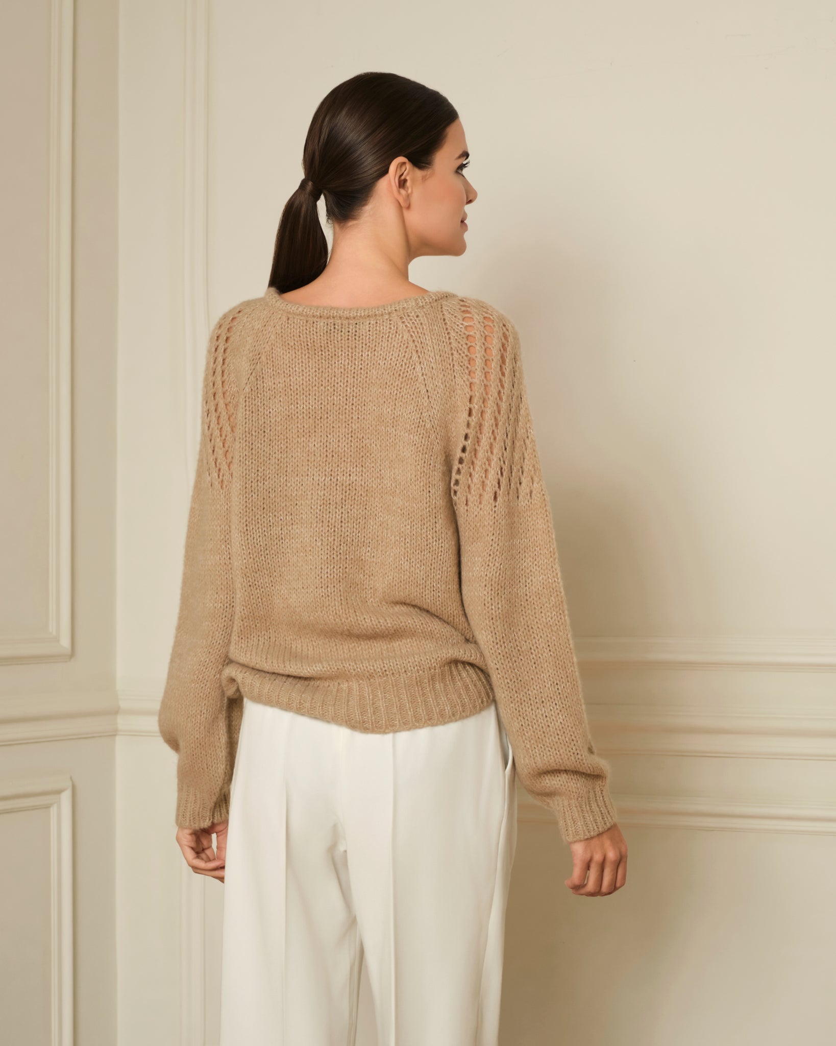 SUÉTER DE PUNTO CALADO CON CUELLO REDONDO BEIGE