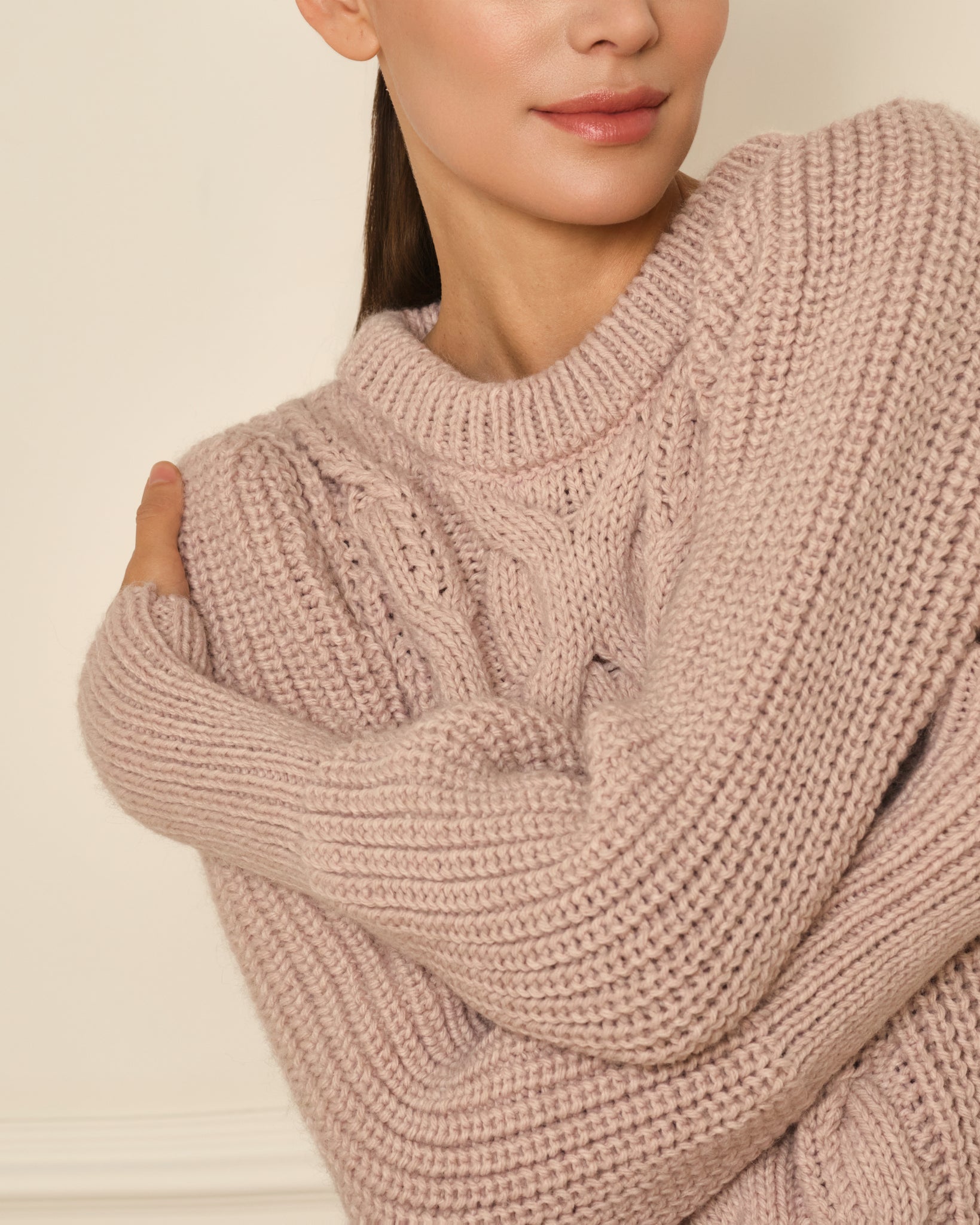 SUÉTER DE PUNTO TRENZADO CON MANGA ABULLONADA ROSA