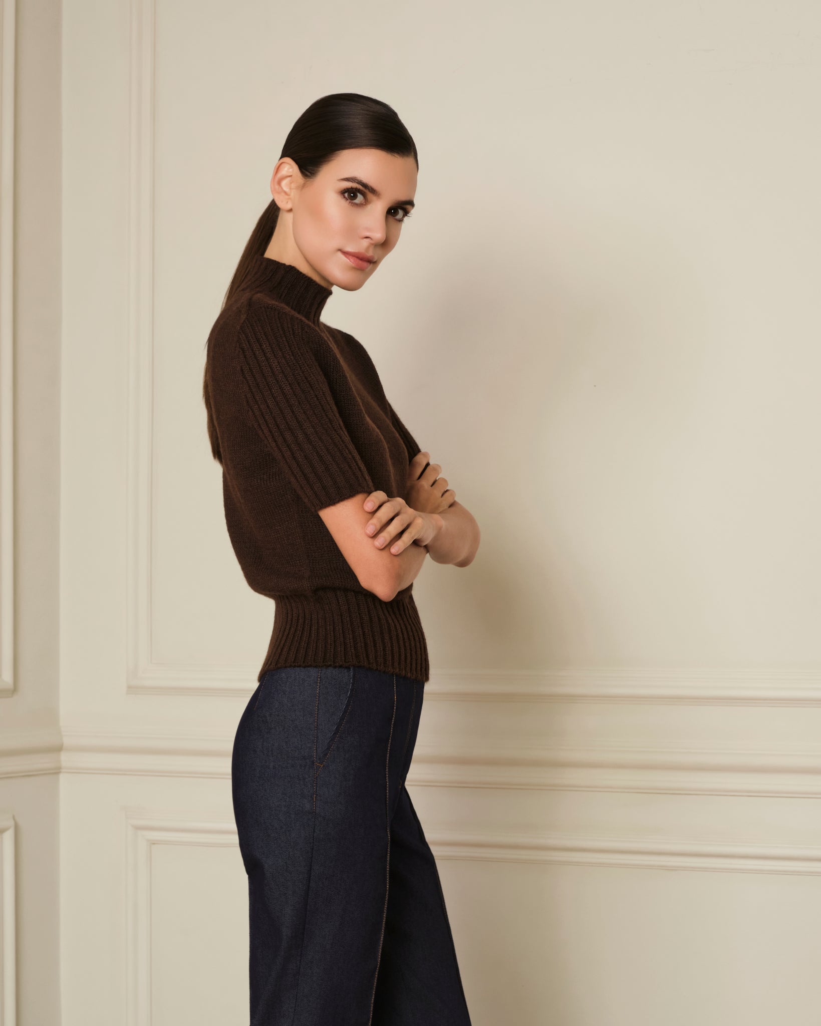 SUÉTER MANGA CORTA CON CUELLO ALTO MARRÓN