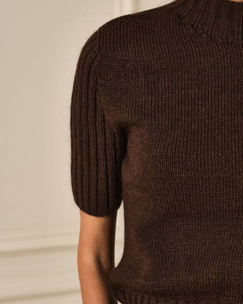 SUÉTER MANGA CORTA CON CUELLO ALTO MARRÓN
