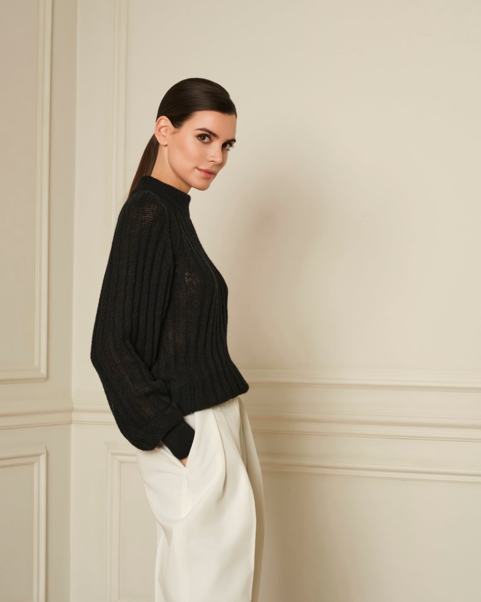 SUÉTER DE PUNTO CANALÉ CON CUELLO REDONDO NEGRO