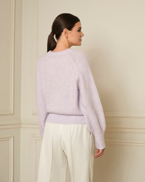 SUÉTER DE PUNTO CANALÉ CON MANGA ABULLONADA LAVANDA