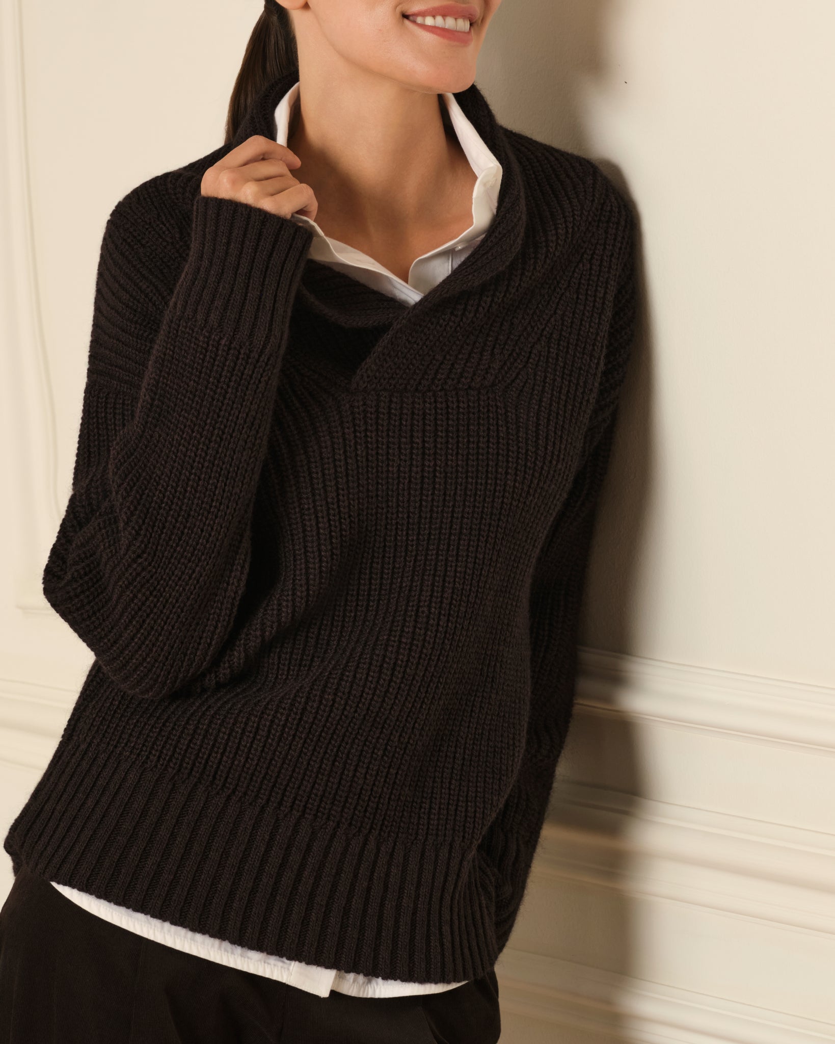 SUÉTER DE PUNTO CON CUELLO CHIMENEA MARRÓN