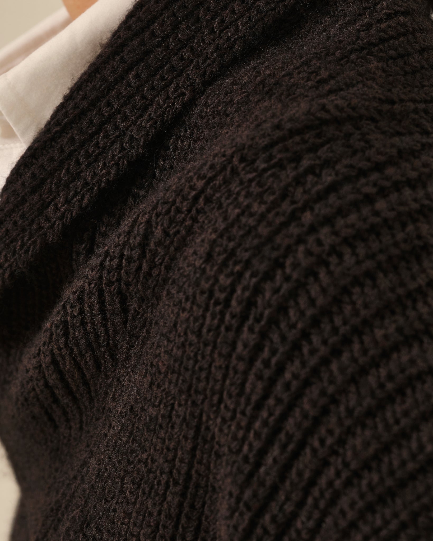 SUÉTER DE PUNTO CON CUELLO CHIMENEA MARRÓN