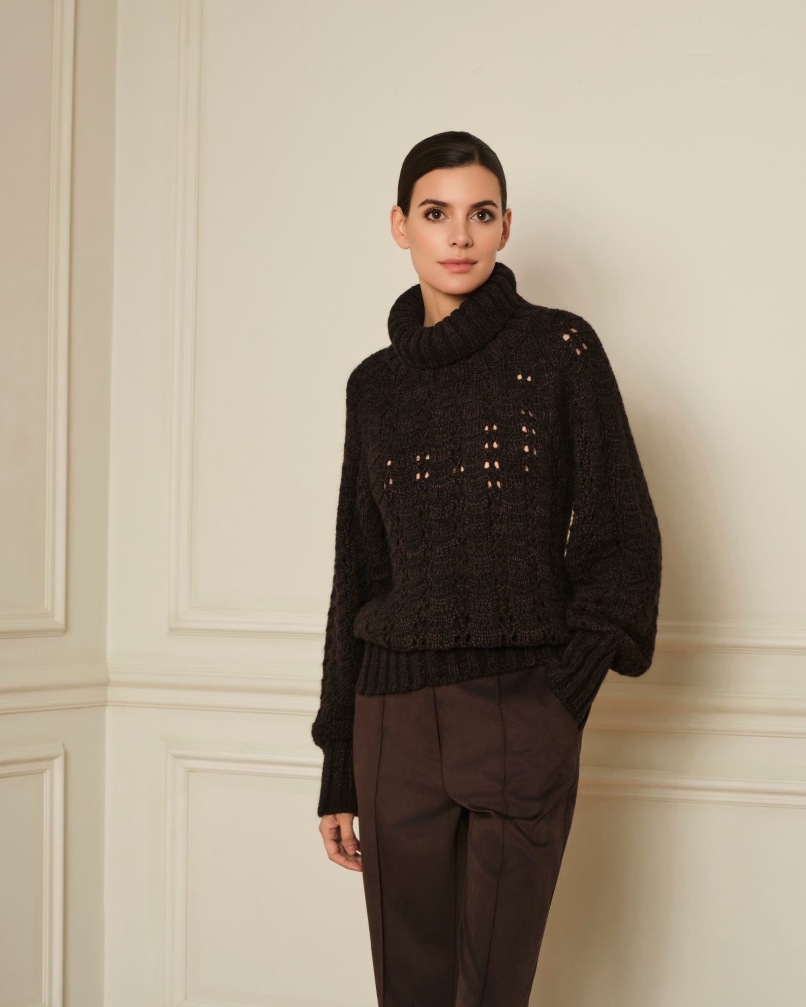 SUÉTER DE PUNTO CALADO CON CUELLO CISNE MARRÓN