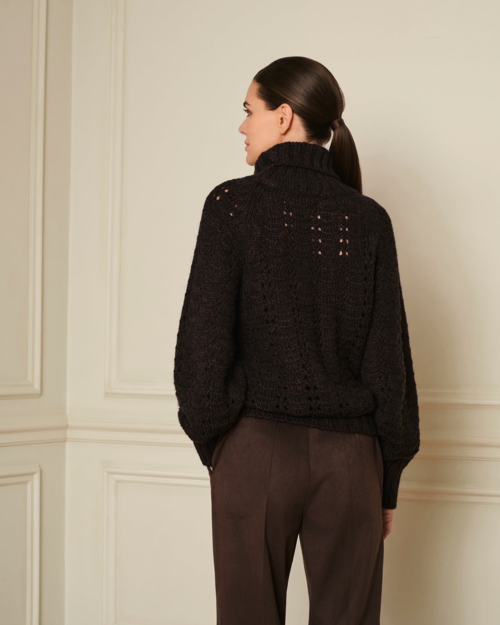 SUÉTER DE PUNTO CALADO CON CUELLO CISNE MARRÓN