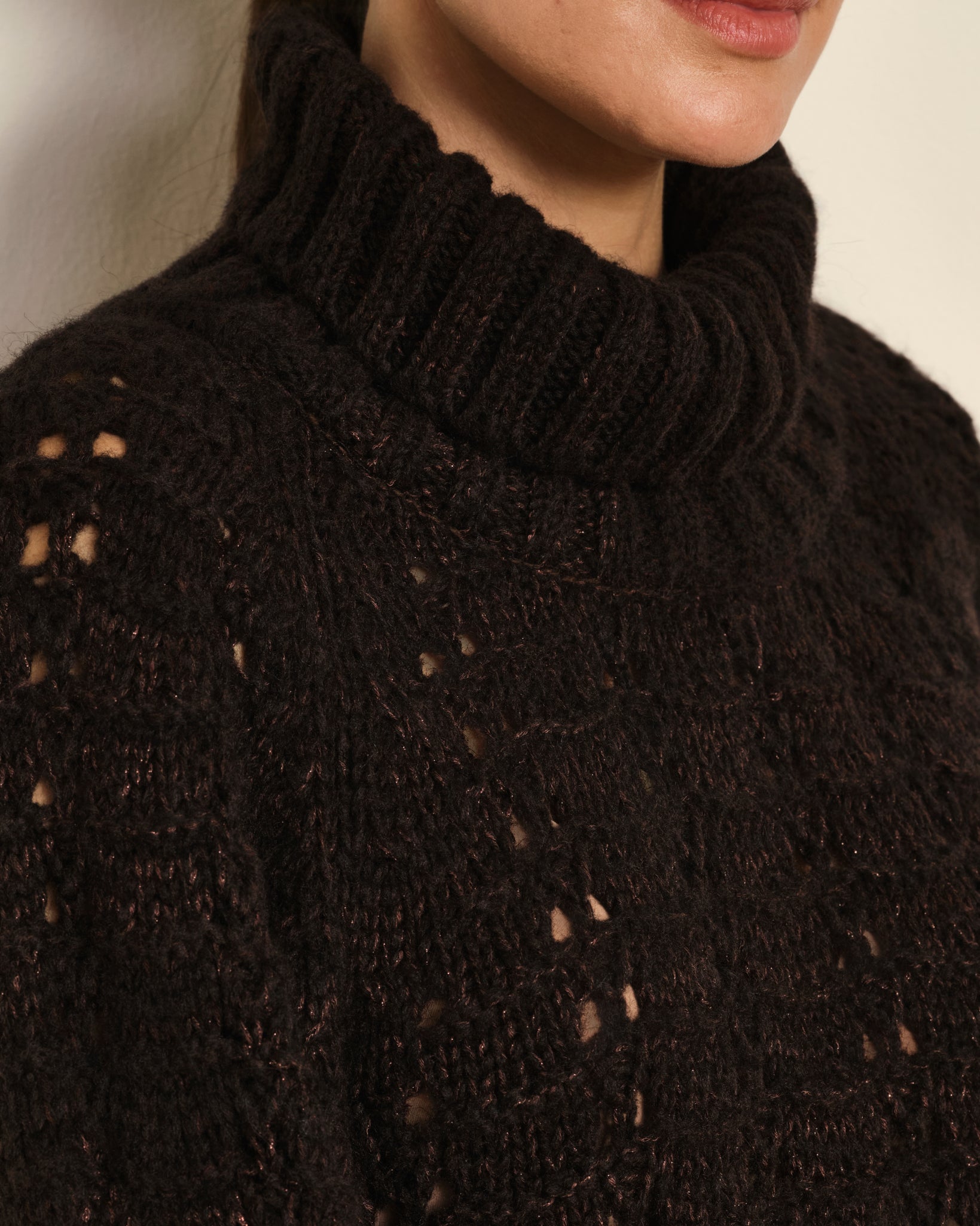 SUÉTER DE PUNTO CALADO CON CUELLO CISNE MARRÓN