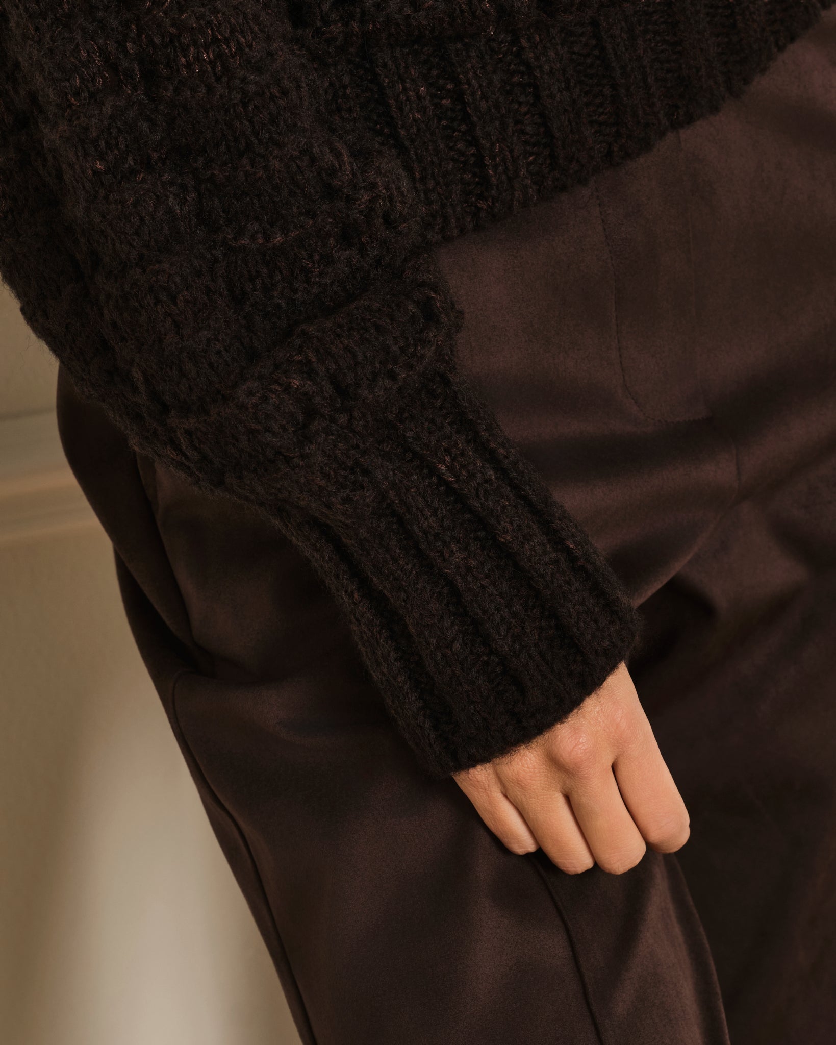 SUÉTER DE PUNTO CALADO CON CUELLO CISNE MARRÓN