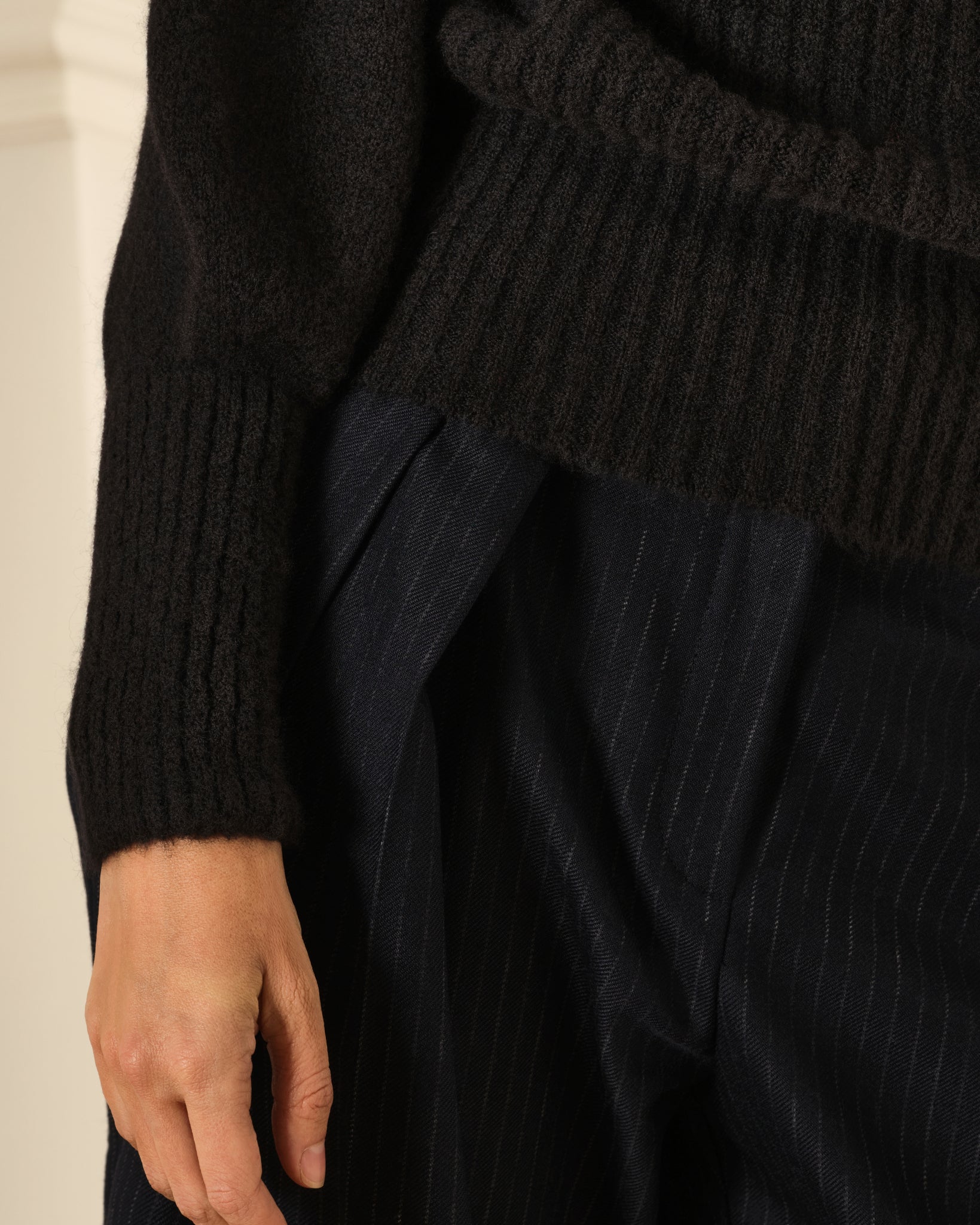 SUÉTER DE PUNTO CON MANGA ABULLONADA FRUNCIDA NEGRO