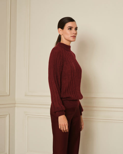 SUÉTER DE PUNTO CANALÉ CON CUELLO REDONDO BURDEOS