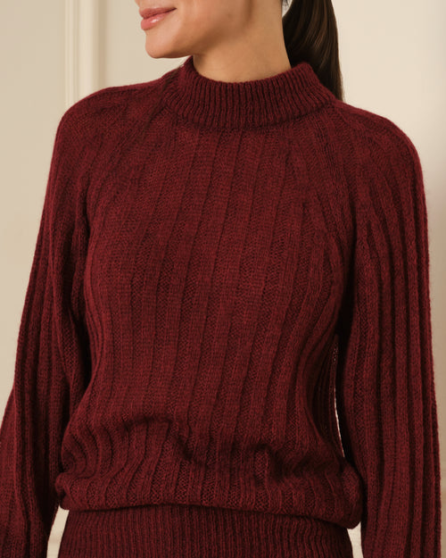 SUÉTER DE PUNTO CANALÉ CON CUELLO REDONDO BURDEOS