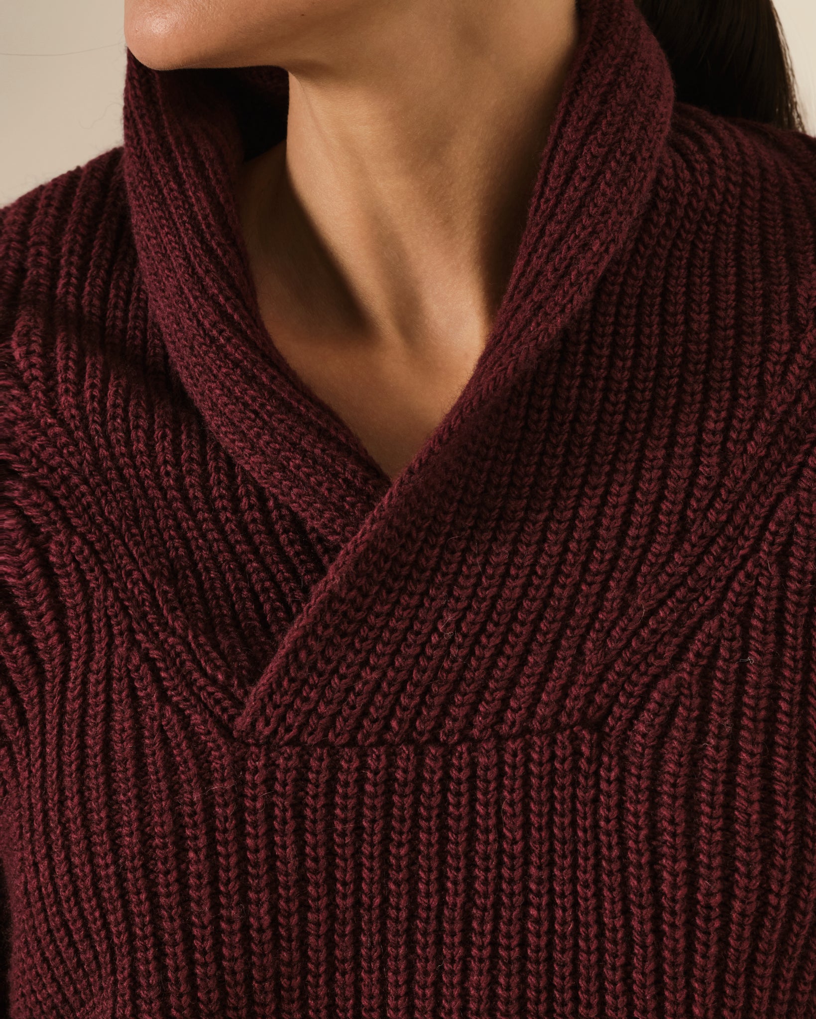 SUÉTER DE PUNTO CON CUELLO CHIMENEA GRANATE