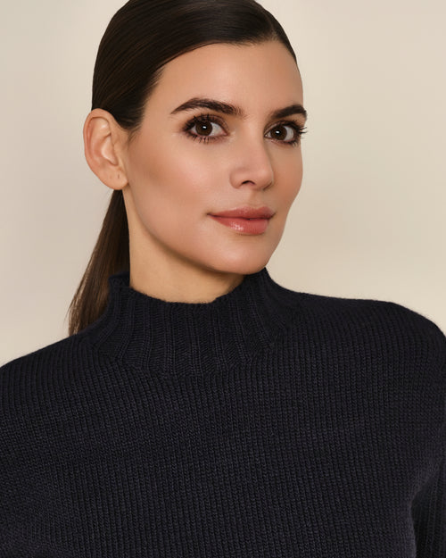 SUÉTER MANGA CORTA CON CUELLO ALTO AZUL MARINO