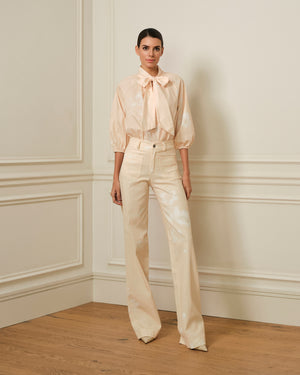 PANTALÓN FLARE CON ESTAMPADO FLORAL MANTEQUILLA