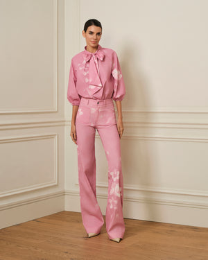 PANTALÓN FLARE CON ESTAMPADO FLORAL ROSA