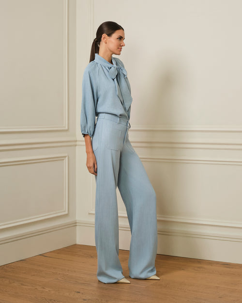 BLUSA MANGA ABULLONADA CON LAZO EN CUELLO DENIM AZUL CLARO