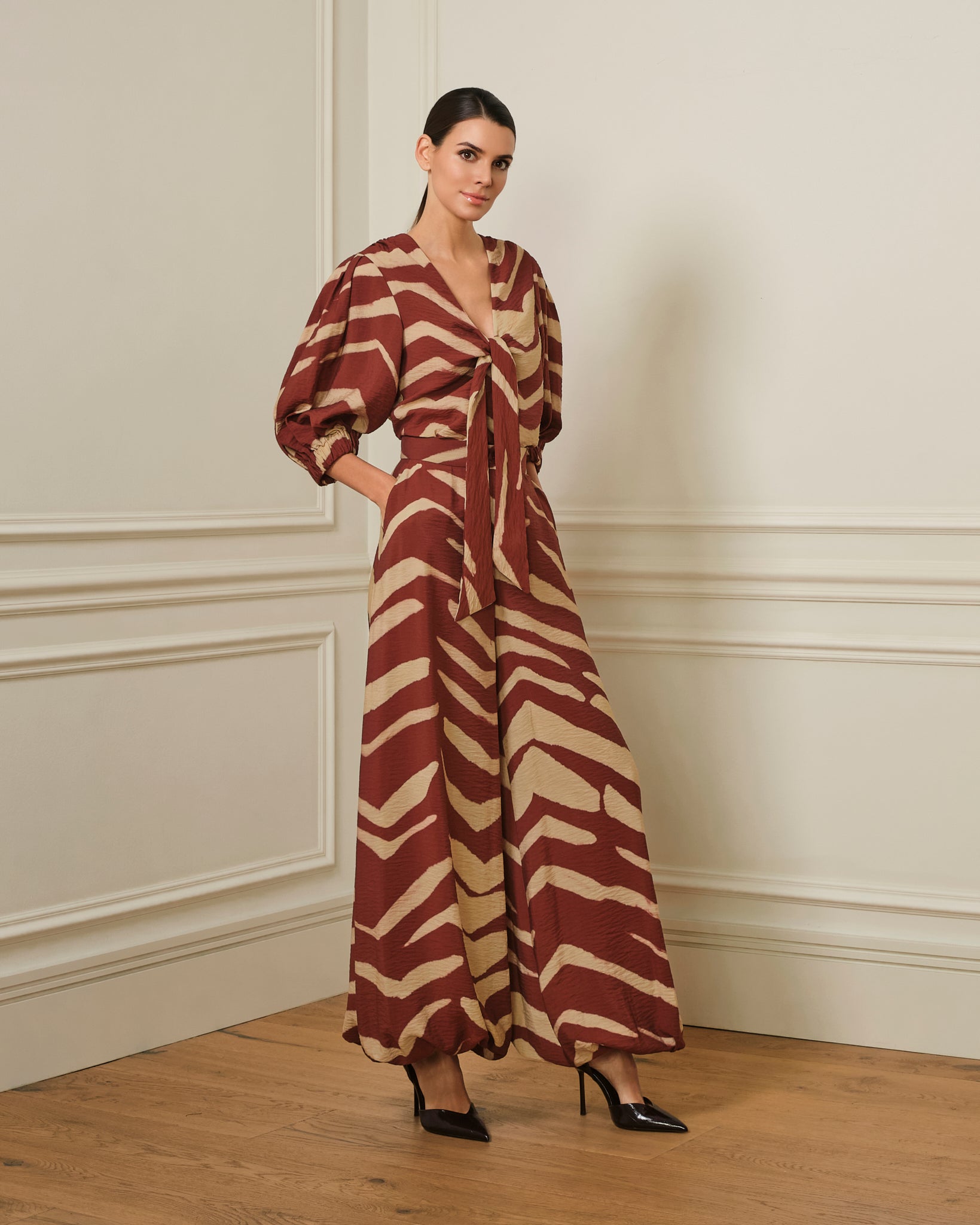 BLUSA ESCOTE PICO Y LAZADA CON ESTAMPADO BURDEOS